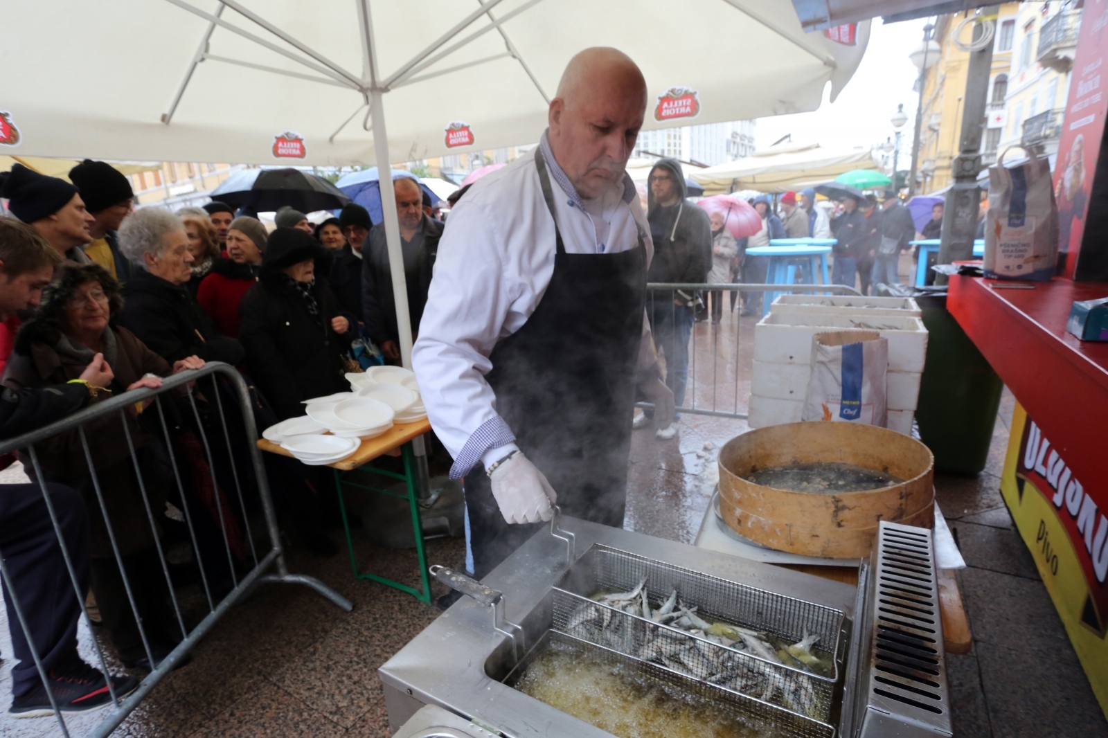 Rijeka: Podjela prženih sardelica gradjanima na Korzu povodom sv. Nikole