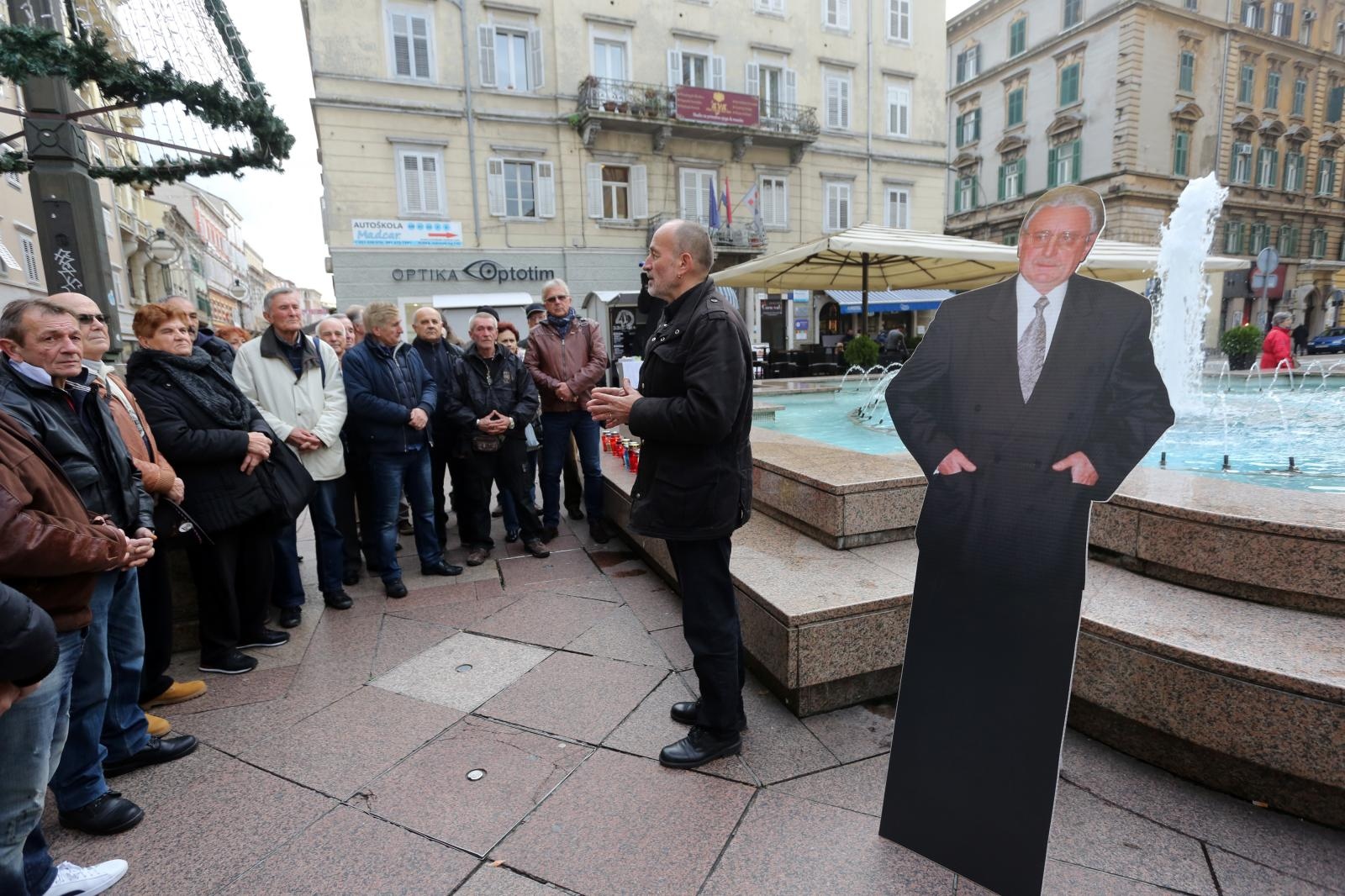 Rijeka: Građani upalili svijeće pred kartonskom figurom Franje Tuđmana
