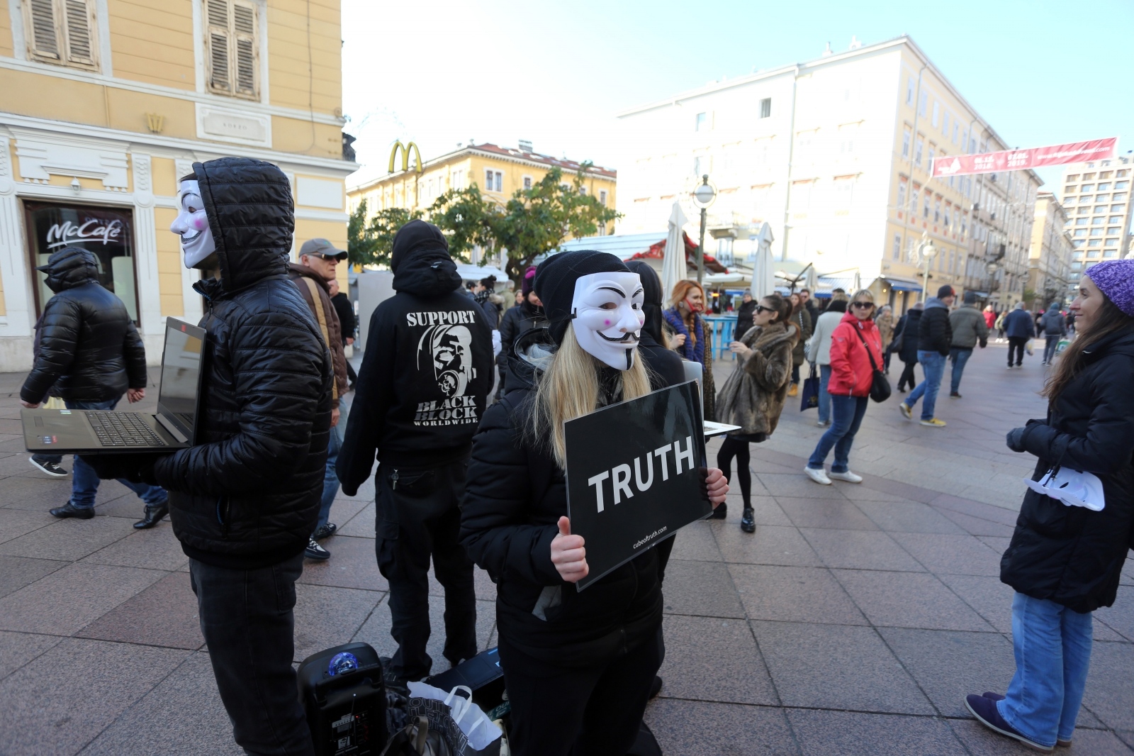 Rijeka: Prosvjed skupine Anonymous za prava životinja Rijeka: Prosvjed skupine Anonymous za prava životinja