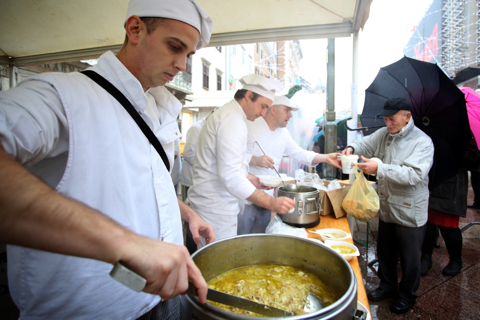 Rijeka: Gastrofešta, podjela hrane na Korzu za Badnjak