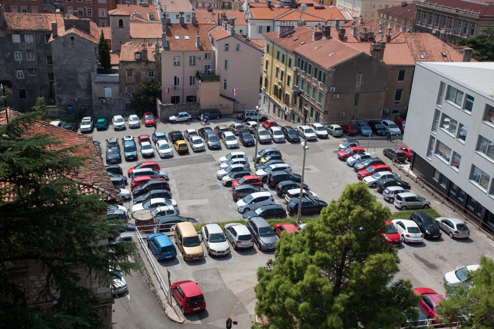 Pogled iz ptičje perspektive na parkiralište Gomila u centru Rijeke