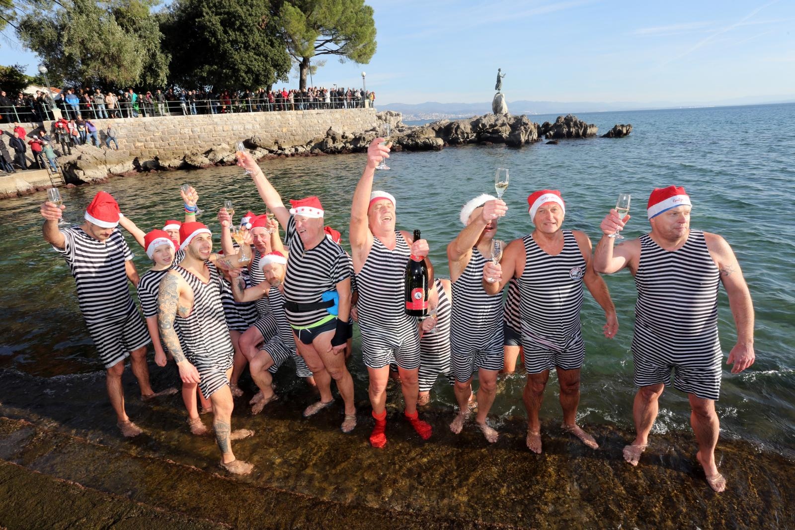 Opatija: Članovi udruge Opatijski kukali uz šampanjac zaplivali u moru i zaigrali picigin