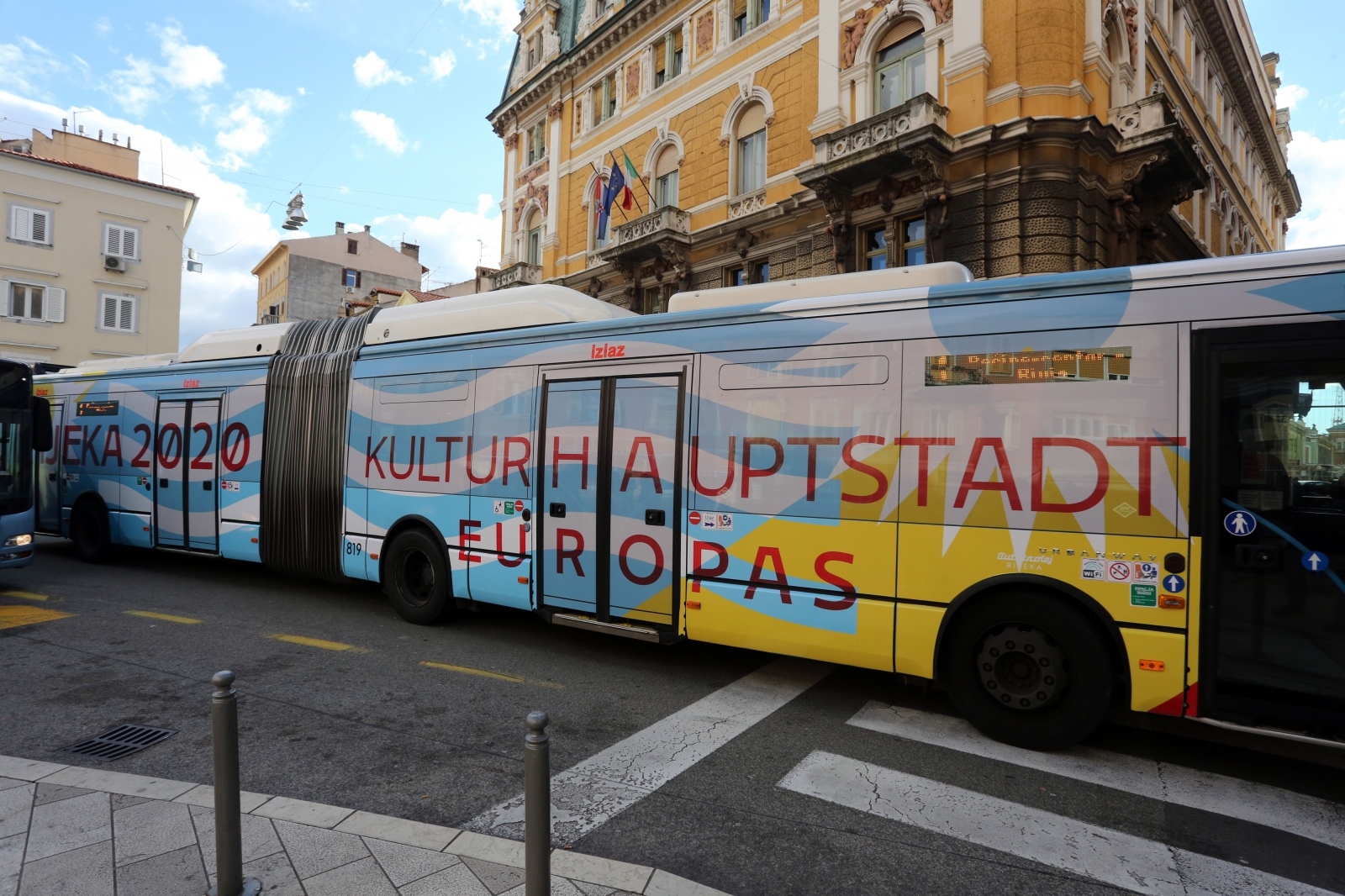 Rijeka: Autobusi Autoreleja obojani logom Rijeka 2020 Europska prijestolnica kulture Rijeka: Autobusi Autoreleja obojani logom Rijeka 2020 Europska prijestolnica kulture