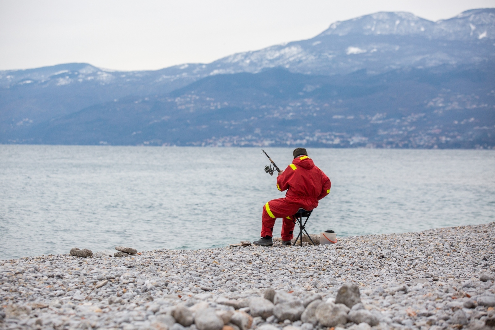 Rijeka: Ribič na plaži lovi ribu Rijeka: Ribič na plaži lovi ribu