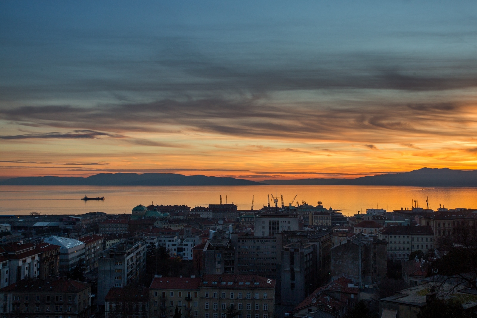 Rijeka: Zalazak sunca nad lukom Rijeka: Zalazak sunca nad lukom