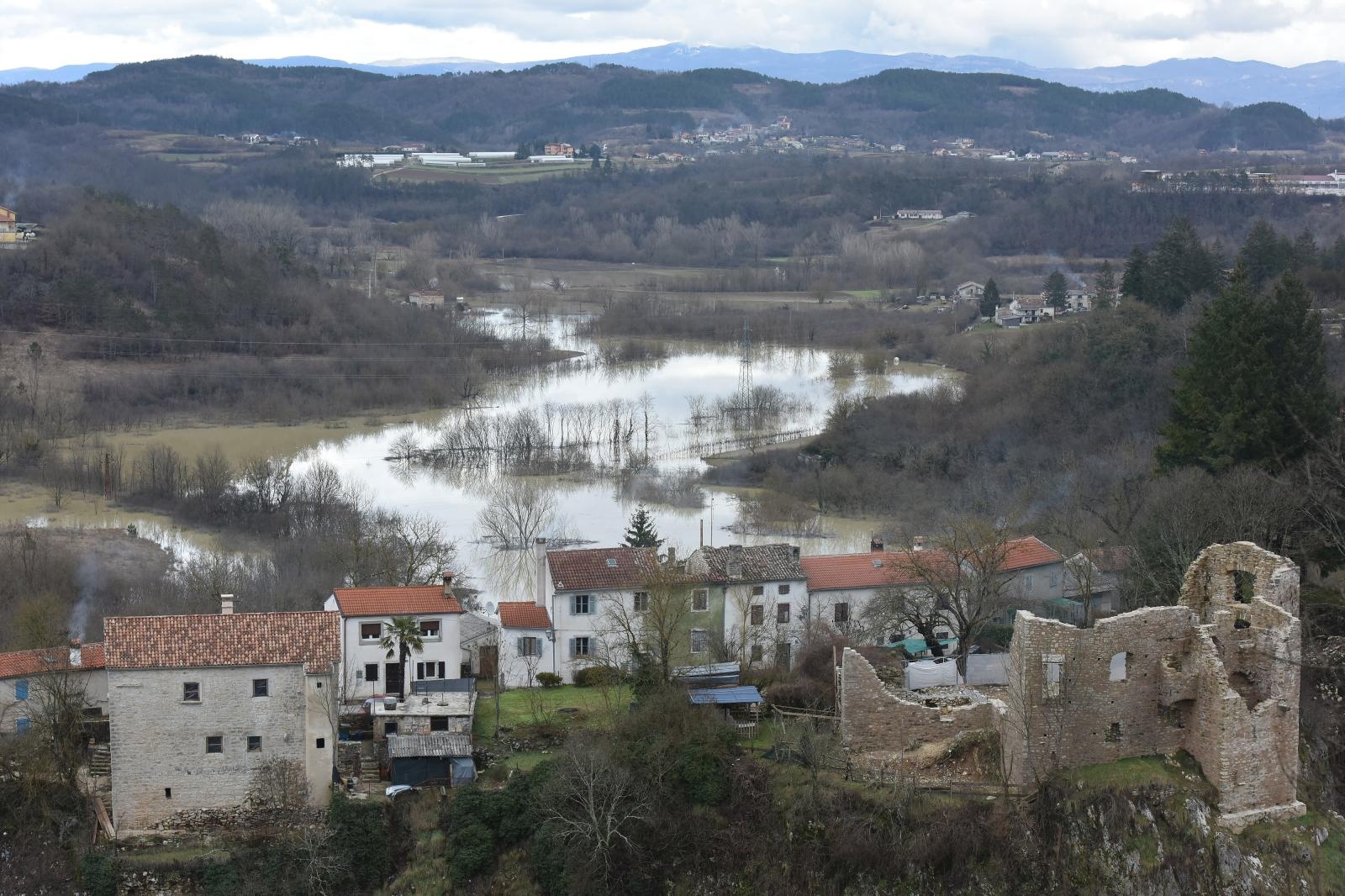 Kiša začepila Pazinsku jamu, voda bila visoka 50 metara