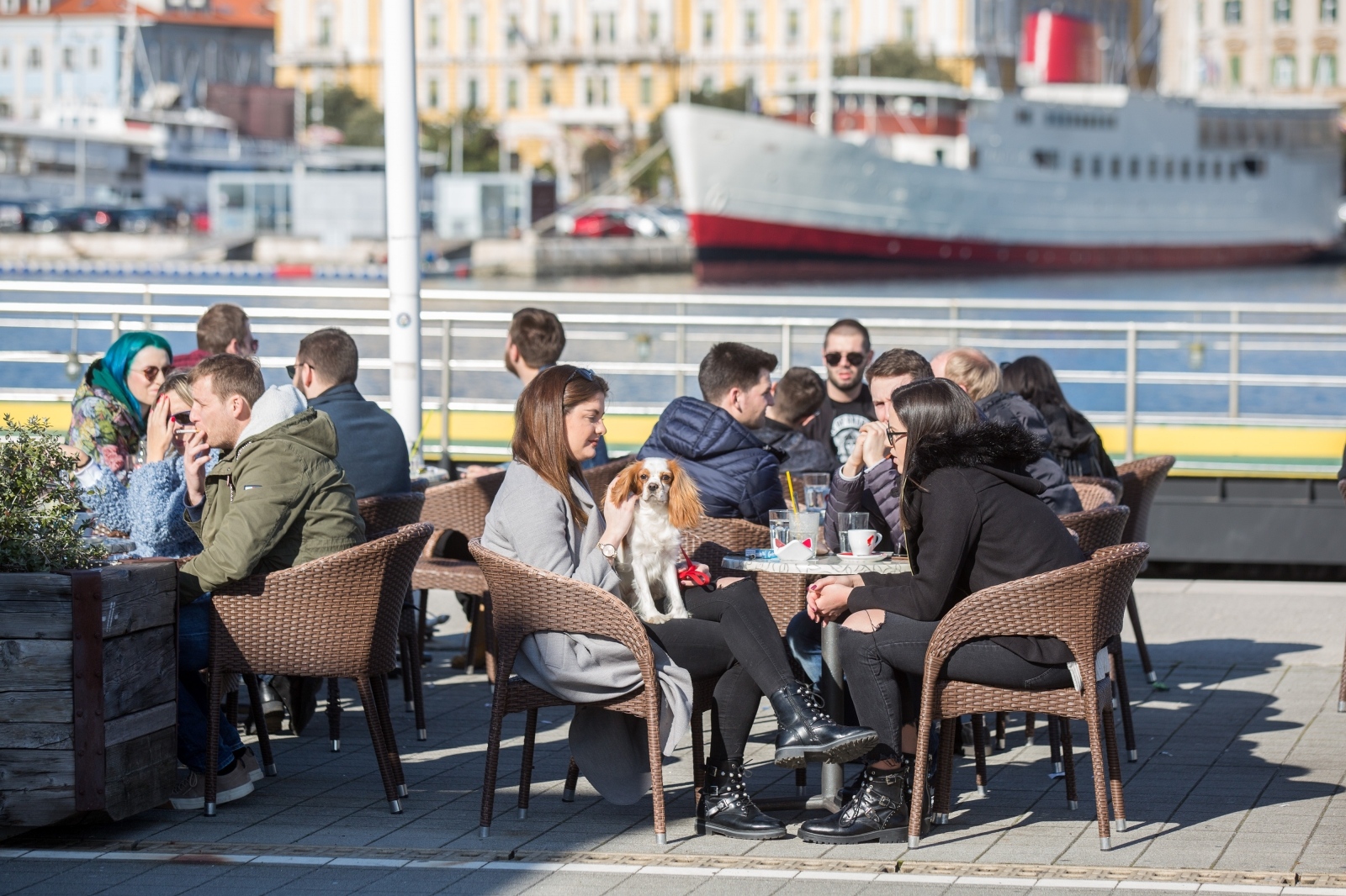 Rijeka: Toplo i sunčano vrijeme privuklo građane na terase kafića