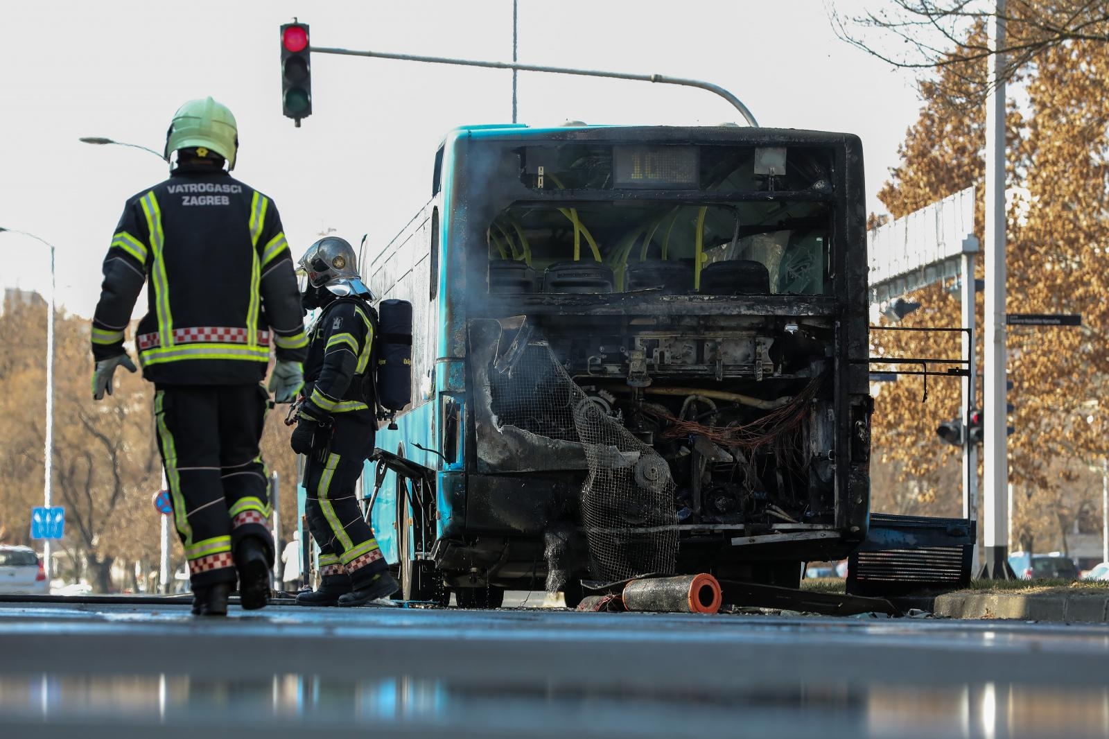Zagreb: Vatrogasci ugasili požar na autobusu ZET-a na izlasku iz naselja Dugave
