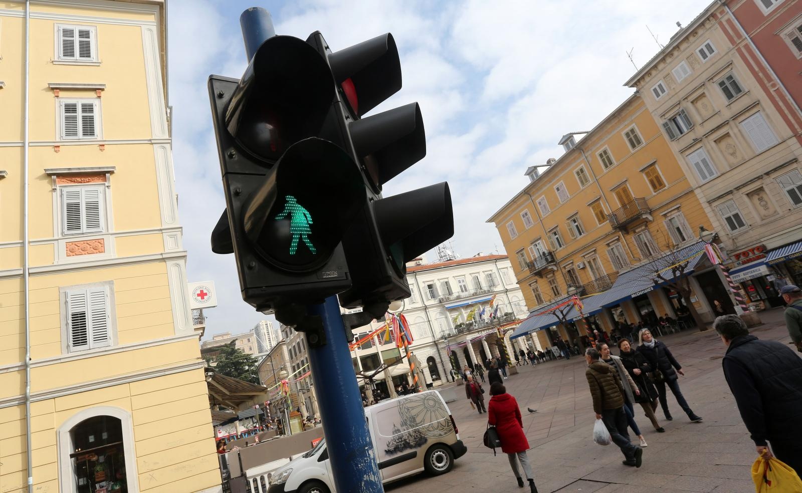 Rijeka: Semafori za pješake u Adamićevoj od sada nose suknje Rijeka: Semafori za pješake u Adamićevoj od sada nose suknje