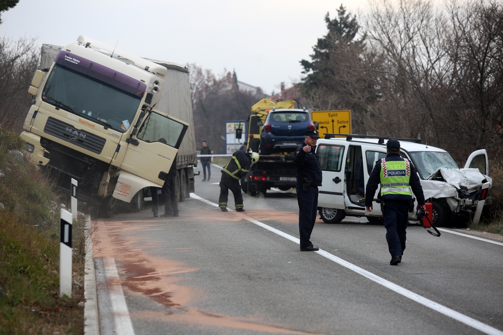 Iznad Selca u sudaru kamiona i dostavnog vozila jedna je osoba prevezena u bolnicu Iznad Selca u sudaru kamiona i dostavnog vozila jedna je osoba prevezena u bolnicu