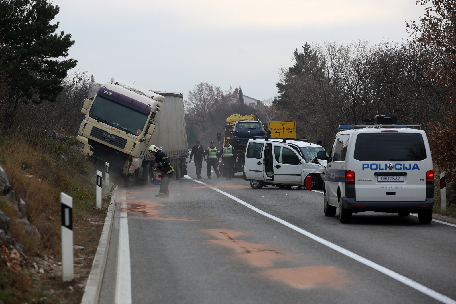 Iznad Selca u sudaru kamiona i dostavnog vozila jedna je osoba prevezena u bolnicu Iznad Selca u sudaru kamiona i dostavnog vozila jedna je osoba prevezena u bolnicu