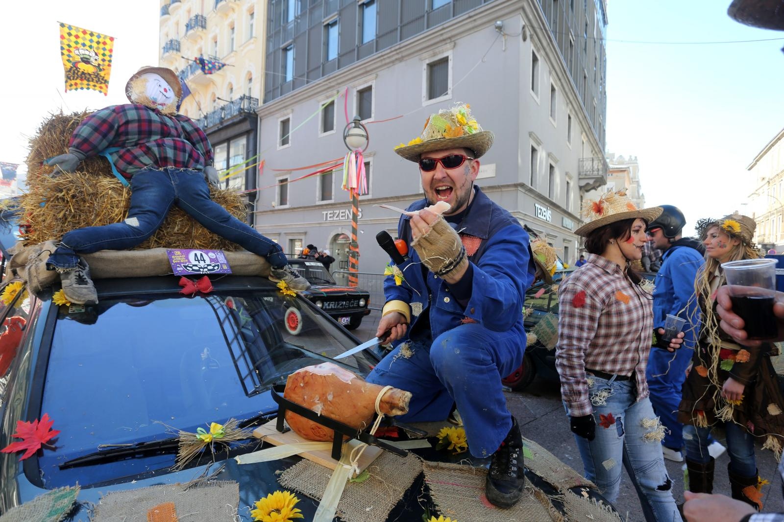 Rijeka: Maškarani auto-rally Pariz – Bakar na Korzu u sklopu Riječkog karnevala