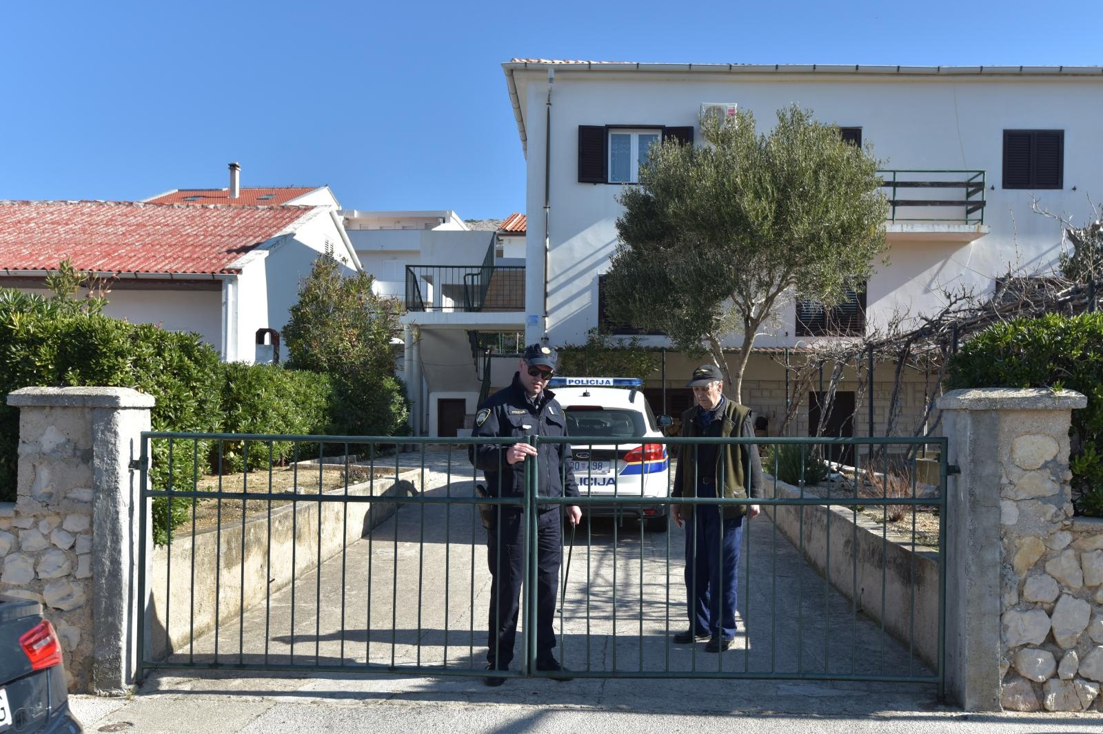 Otac bacio svoje četvero male djece s prvog kata kuće u Pagu Otac bacio svoje četvero male djece s prvog kata kuće u Pagu