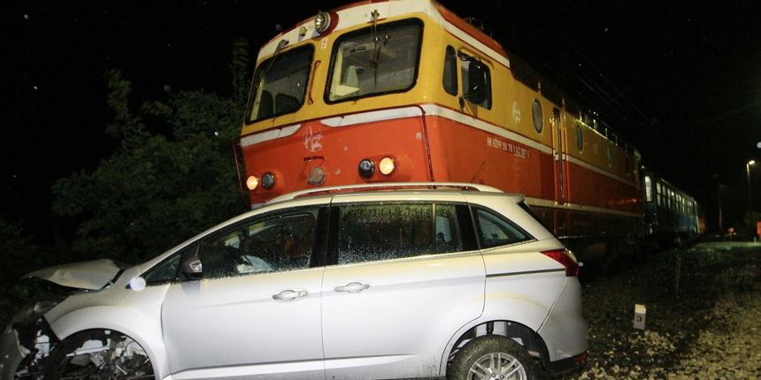 vlak auto nesreća
