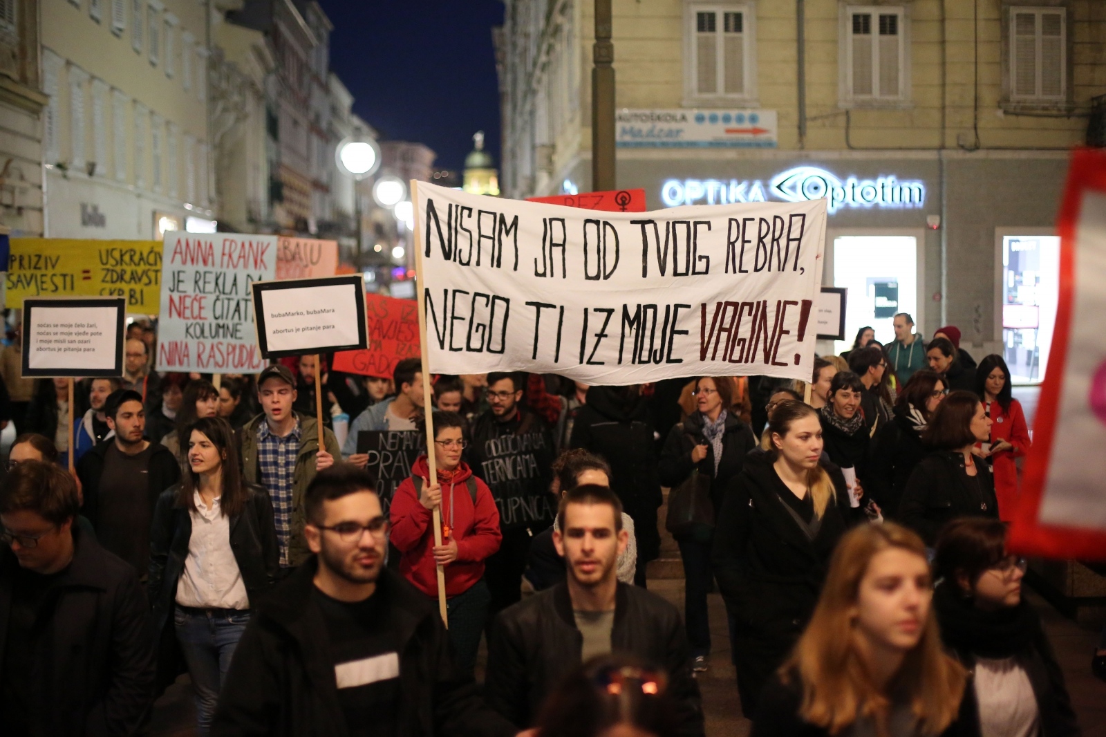 U Rijeci održan Noćni marš, povorka povodom Dana žena s brojnim transparentima