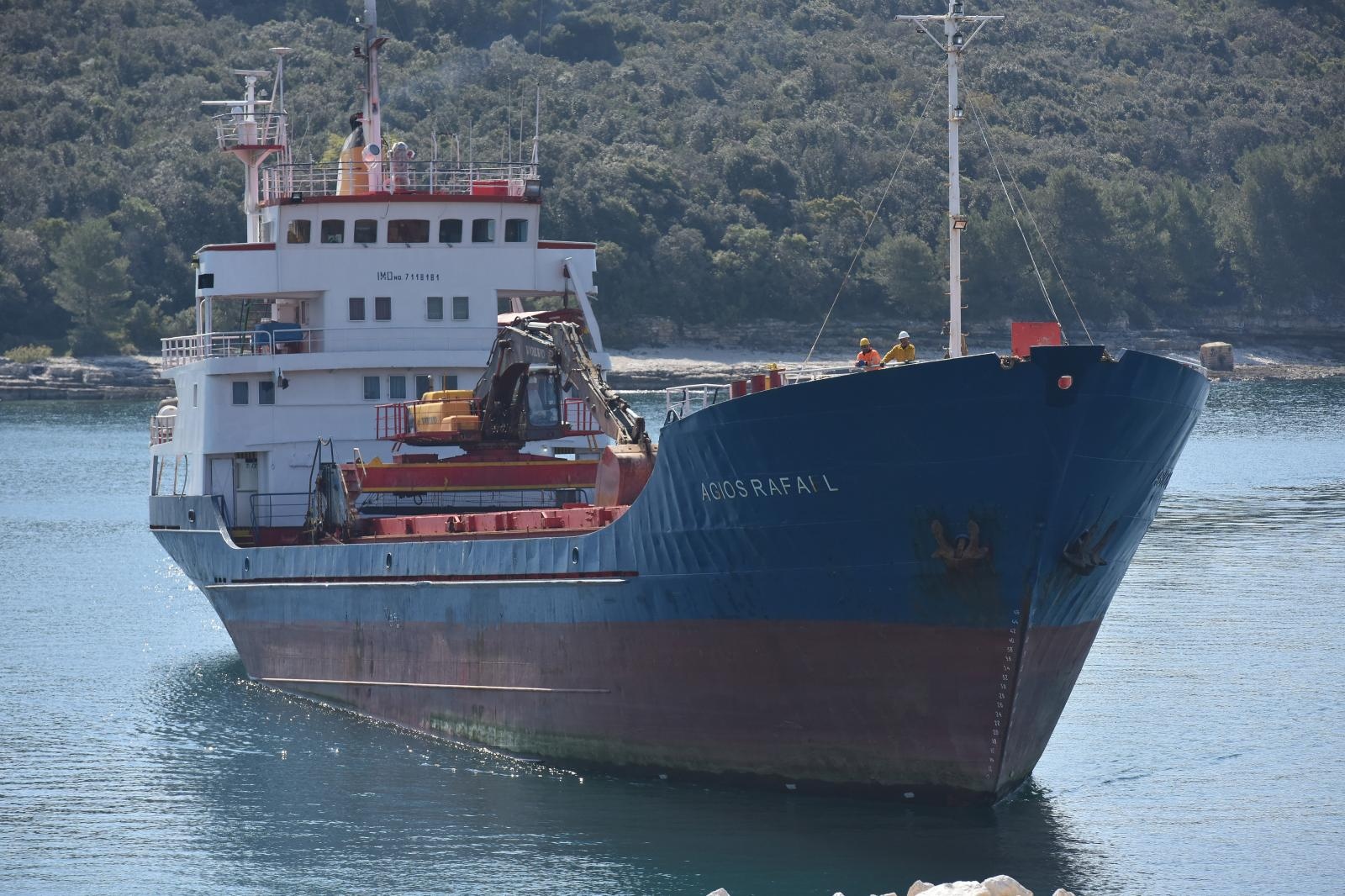 Štinjan: Teretni brod Agios Rafail pod grčkom zastavom udario pramcem u stijene