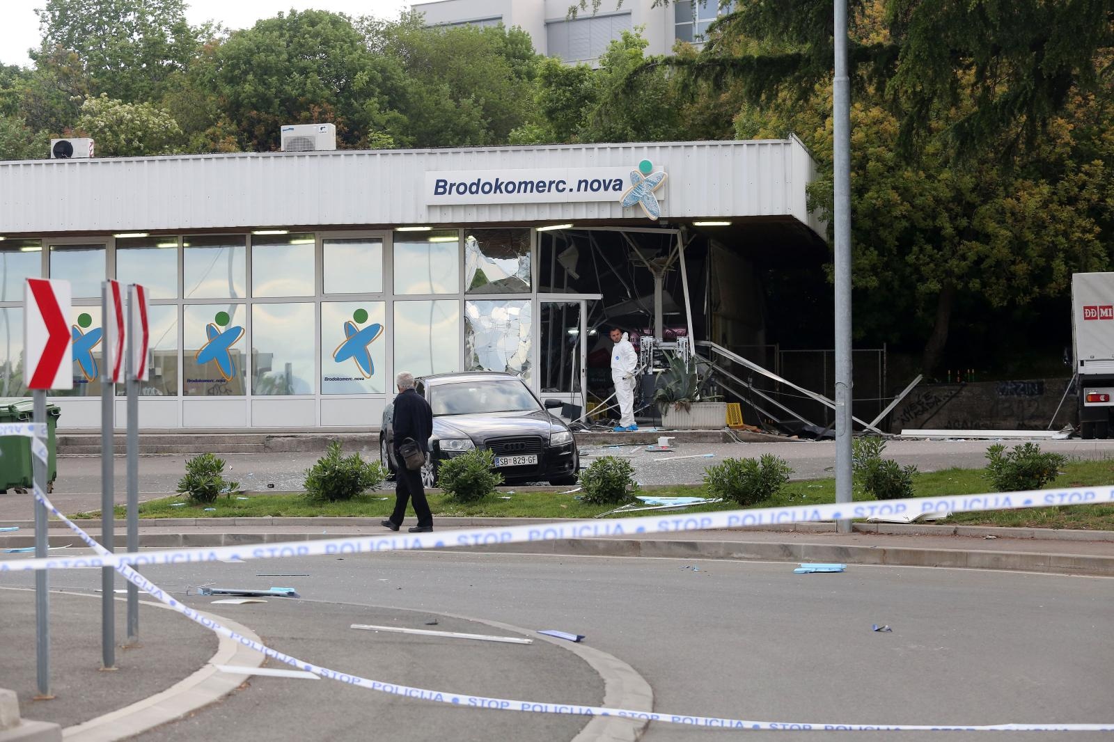 Rijeka: Raznesen i opljačkan bankomat u sklopu trgovine u Kostreni Rijeka: Raznesen i opljačkan bankomat u sklopu trgovine u Kostreni