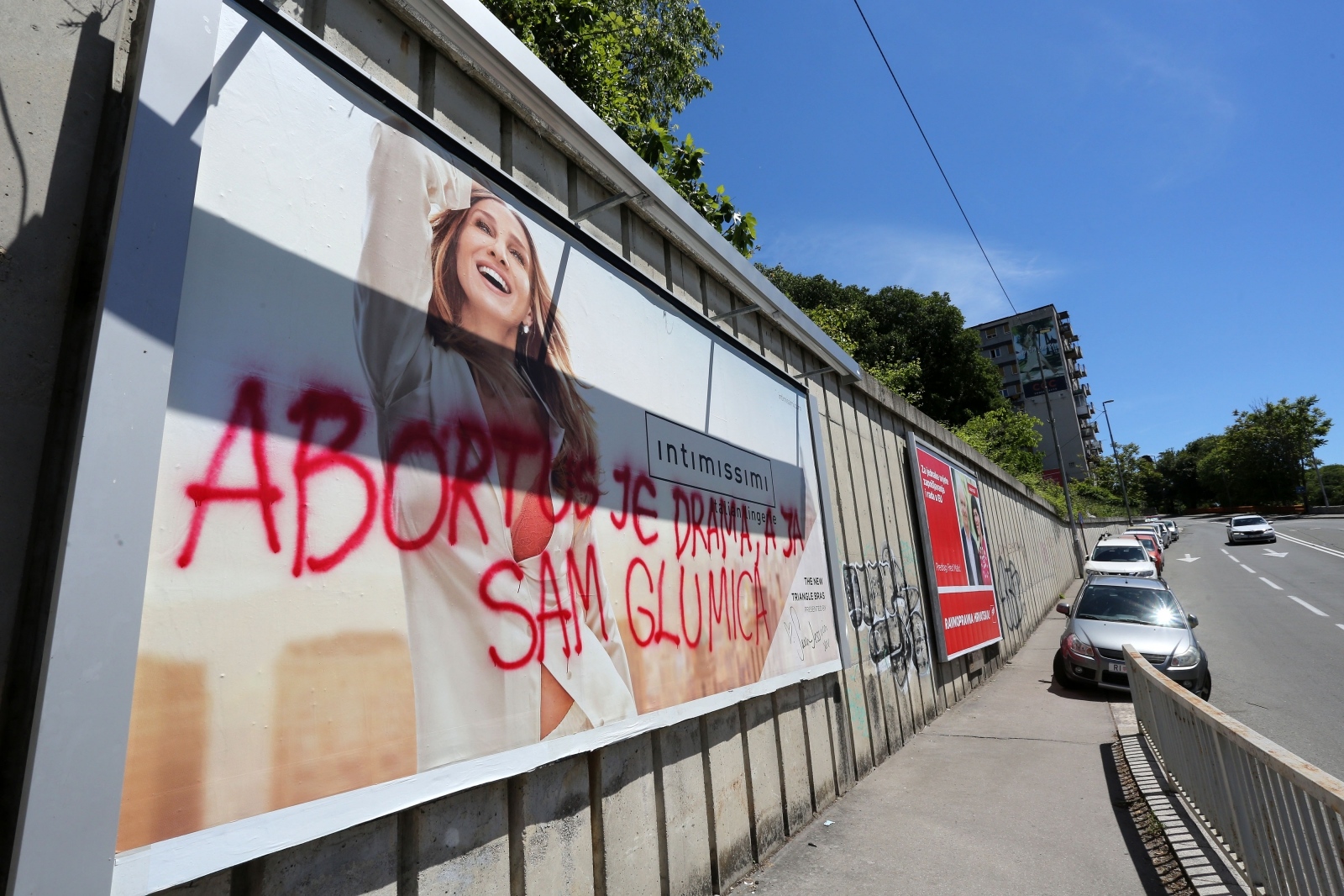 Rijeka: Reklamu prekrio grafit ‘Abortus je drama, a ja sam glumica’