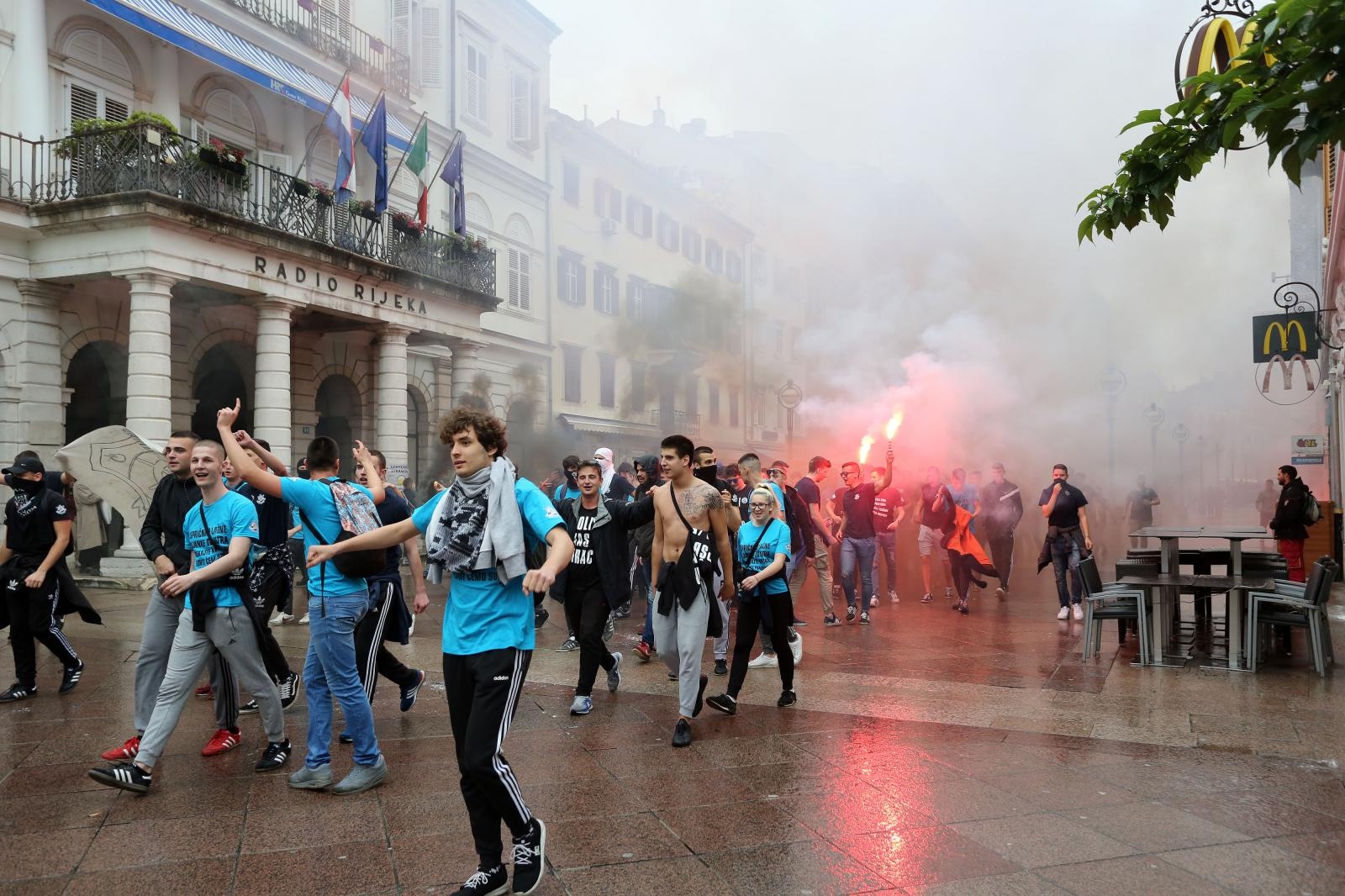 Rijeka: Maturanti širom grada slave kraj srednjoškolskog obrazovanja