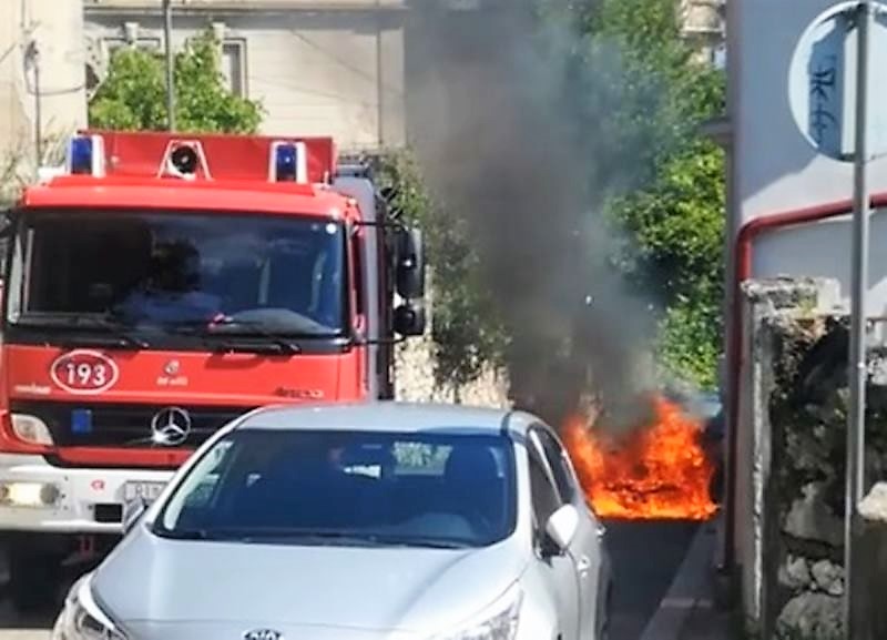 požar auto trinajstićeva požar auto trinajstićeva