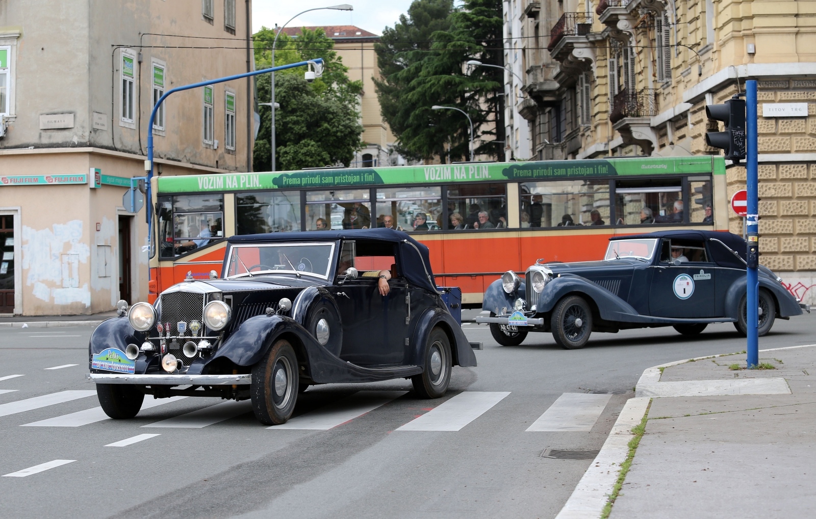 Rijeka: Skupina oldtimera privlačila pažnju u centru grada