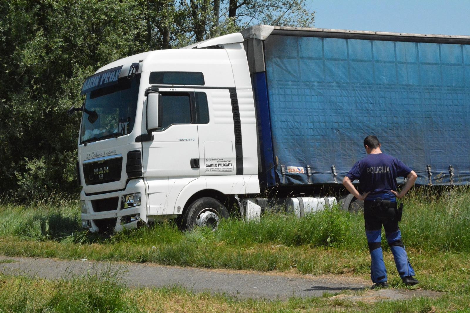 Kamion naletio na grupu ljudi na autocesti između Novske i Okučana, dvije osobe poginule Kamion naletio na grupu ljudi na autocesti između Novske i Okučana, dvije osobe poginule