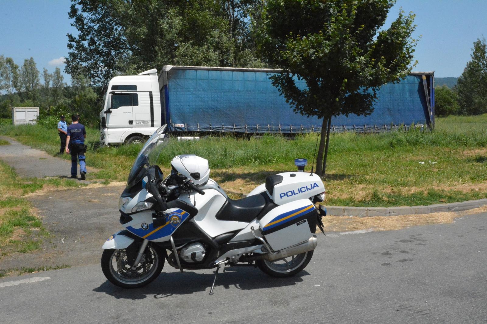 Kamion naletio na grupu ljudi na autocesti između Novske i Okučana, dvije osobe poginule Kamion naletio na grupu ljudi na autocesti između Novske i Okučana, dvije osobe poginule