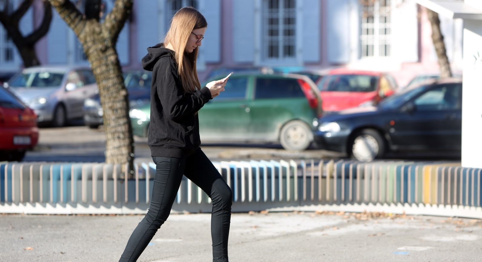 Karlovac: Djevojka na skateboadu s mobitelom u ruci