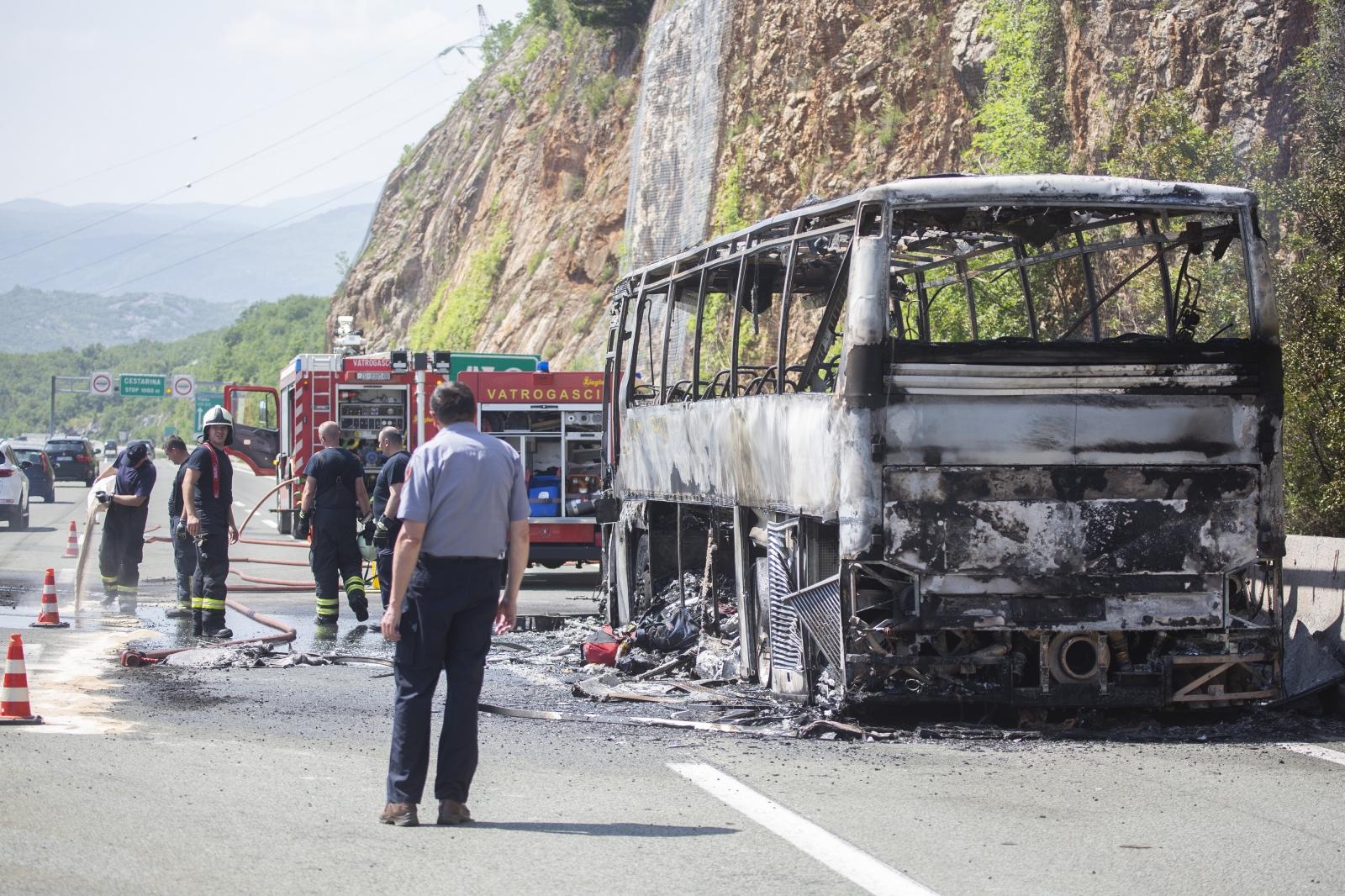 Na autocesti kod Rijeke u potpunosti izgorio autobus Na autocesti kod Rijeke u potpunosti izgorio autobus