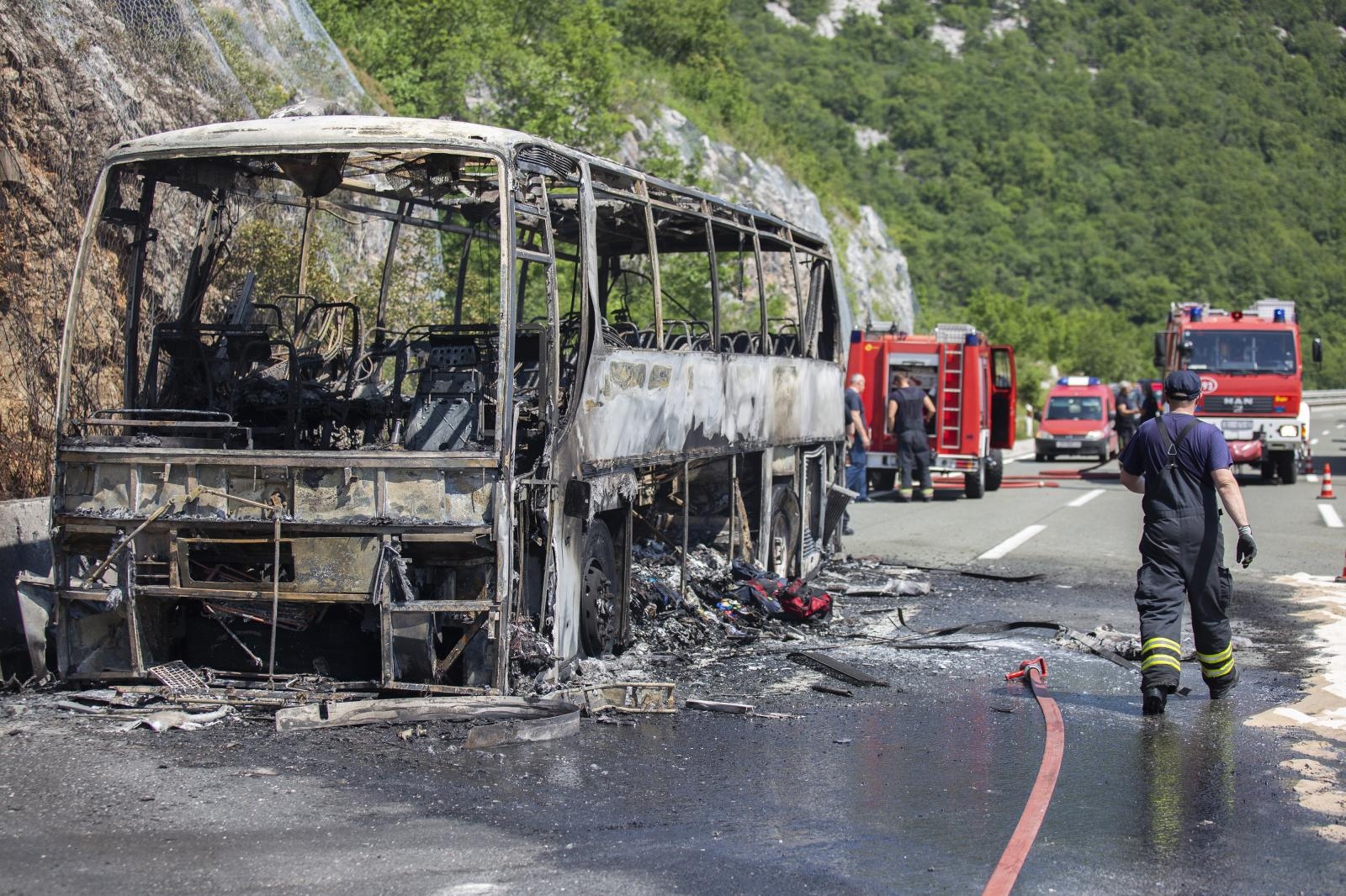 Na autocesti kod Rijeke u potpunosti izgorio autobus Na autocesti kod Rijeke u potpunosti izgorio autobus