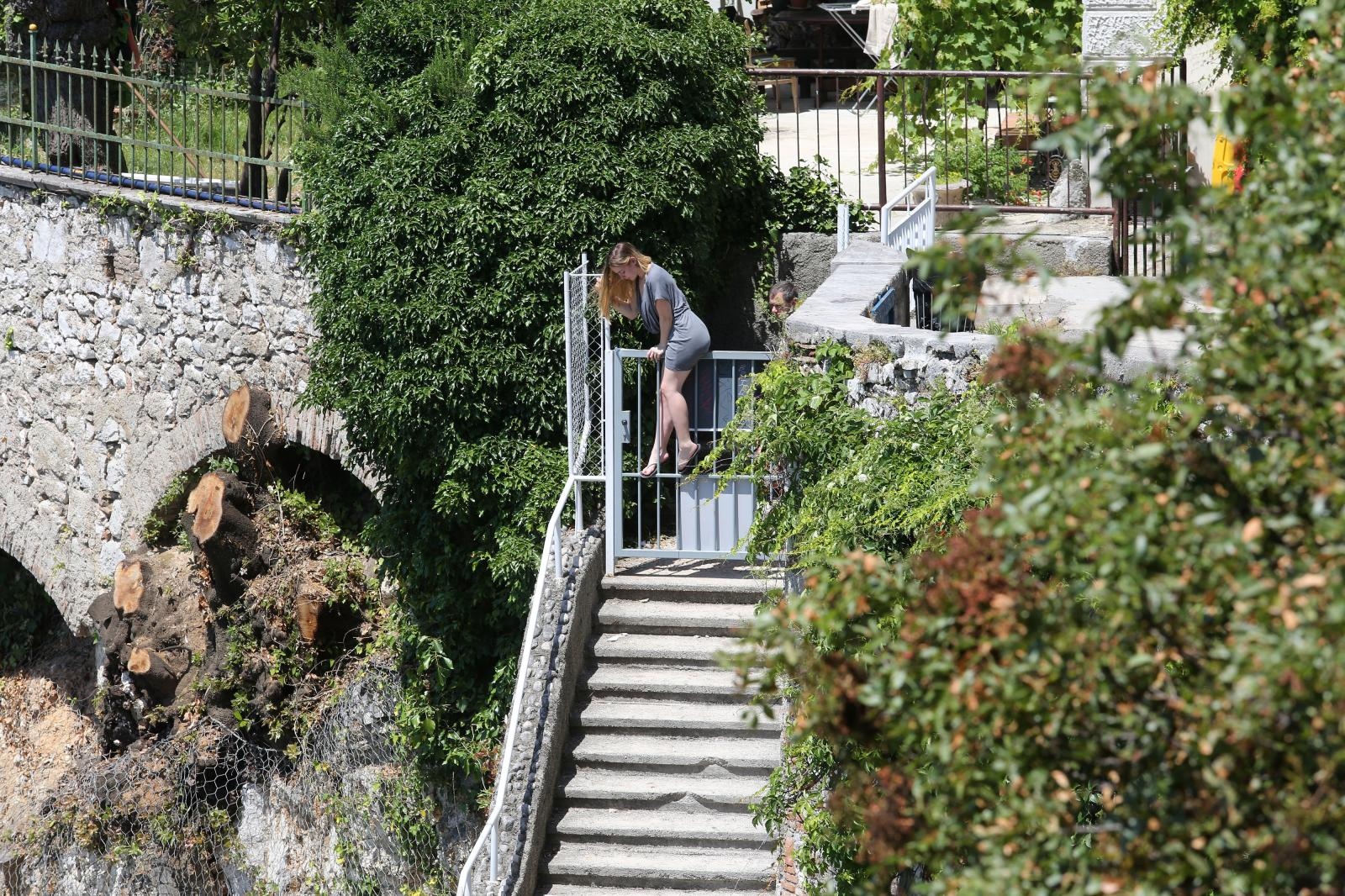 Rijeka: Kupači na gradskoj plaži Šablićevo preskaču ogradu unatoč znaku zabrane Rijeka: Kupači na gradskoj plaži Šablićevo preskaču ogradu unatoč znaku zabrane