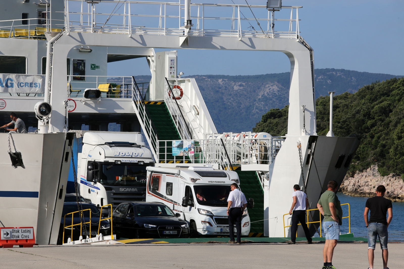 Valbiska: Turisti čekaju trajekt za Cres Valbiska: Turisti čekaju trajekt za Cres