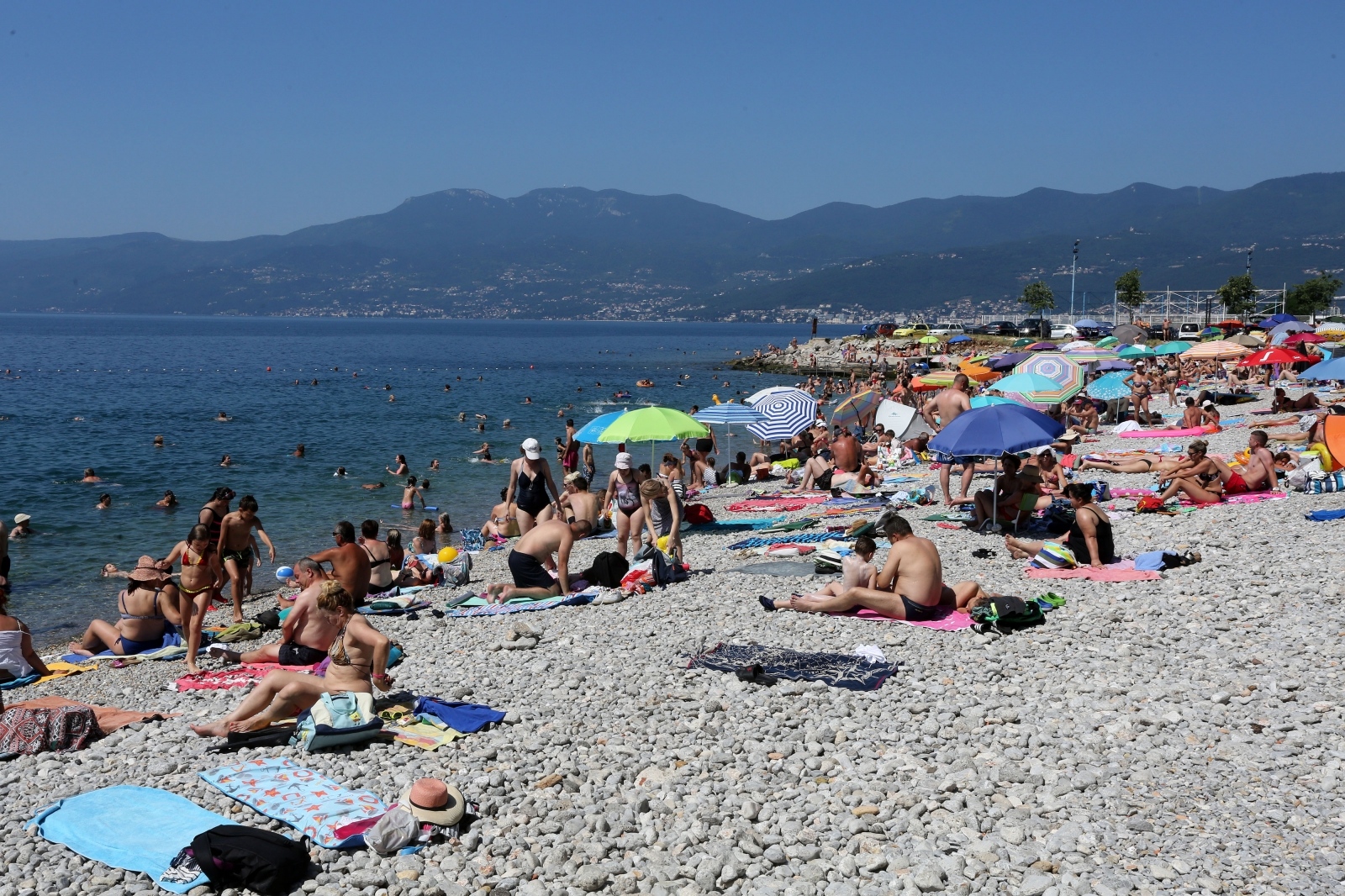 Rijeka: Toplo vrijeme i državni praznik napunile plažu Kantrida