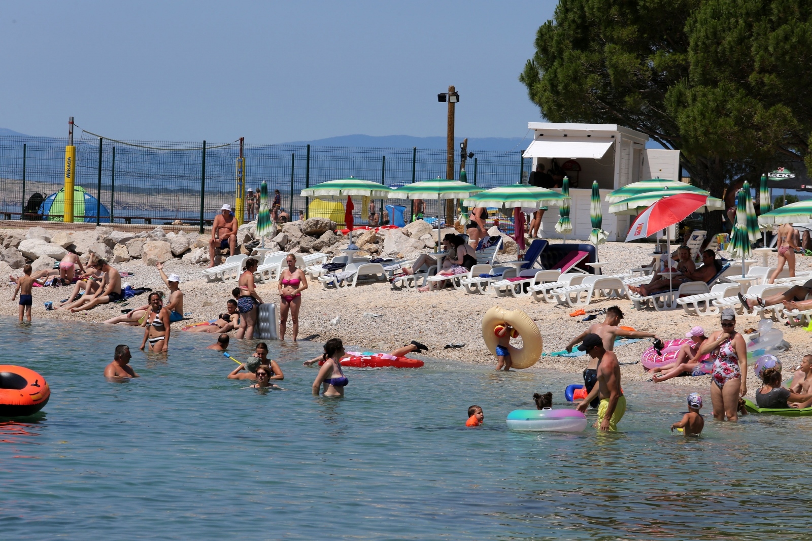 Crikvenica: Kupači na jednoj od gradskih plaža
