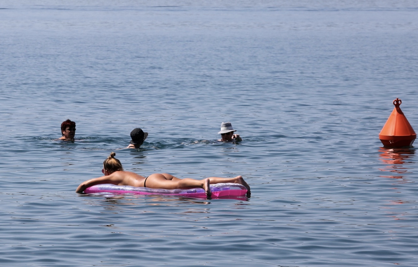 Crikvenica: Kupači na jednoj od gradskih plaža Crikvenica: Kupači na jednoj od gradskih plaža