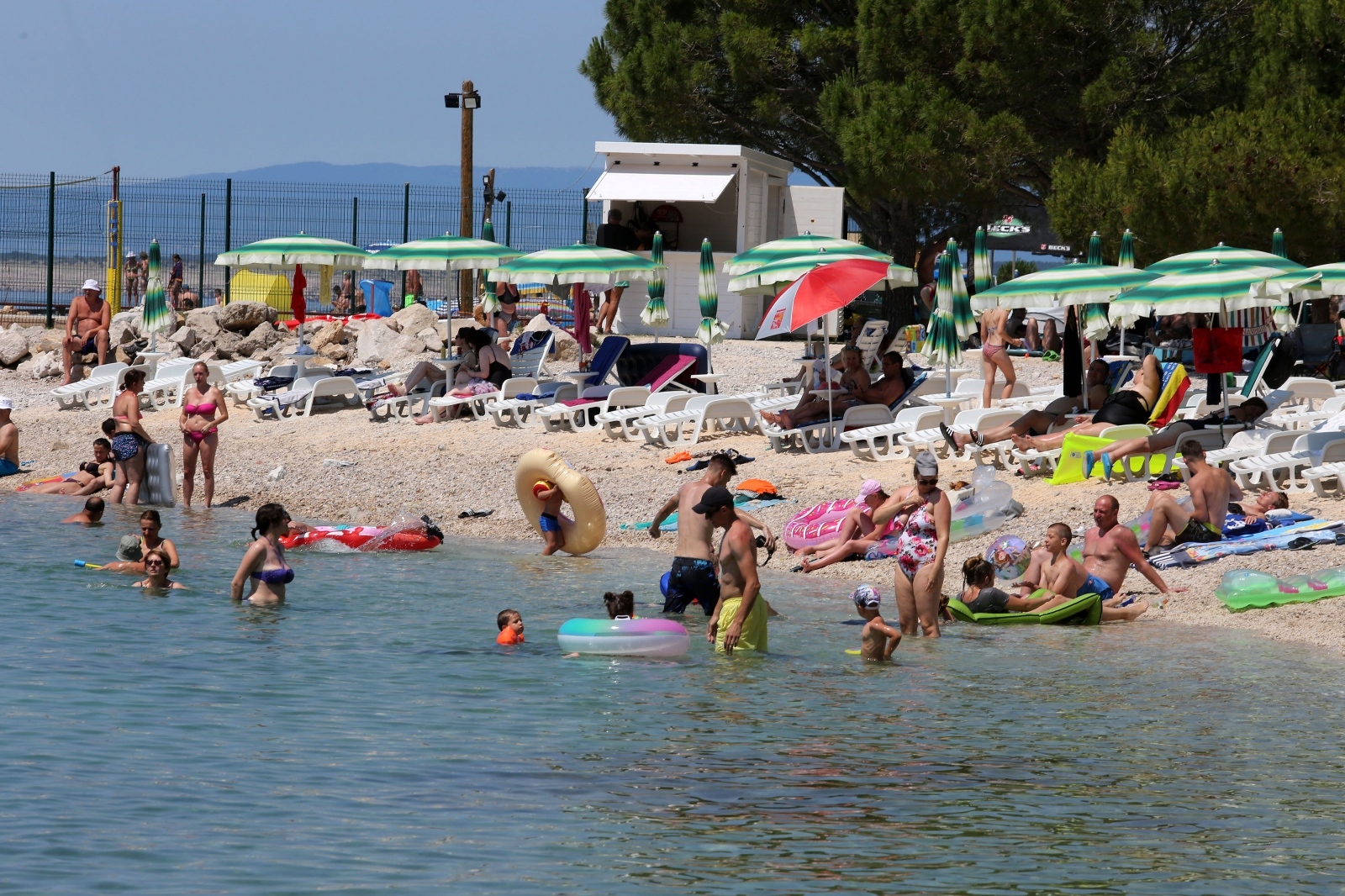 Crikvenica: Kupači na jednoj od gradskih plaža Crikvenica: Kupači na jednoj od gradskih plaža