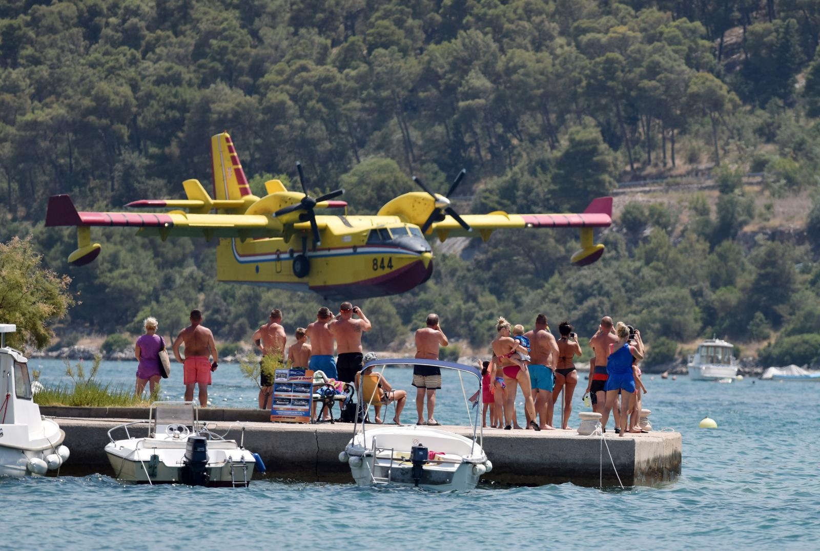 Grbaštica: Pilot kanadera oduševio brojne kupače svojim manevrima uzimanja vode