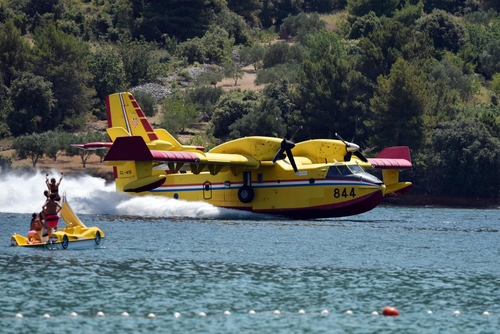 Grbaštica: Pilot kanadera oduševio brojne kupače svojim manevrima uzimanja vode