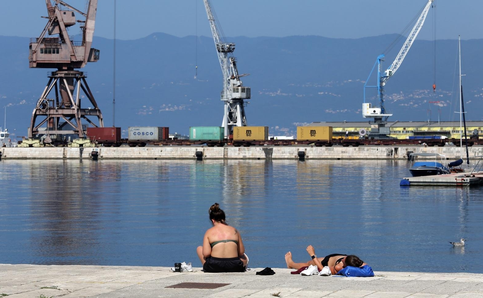Rijeka: Djevojke se sunčaju u centru grada na gatu Karoline riječke