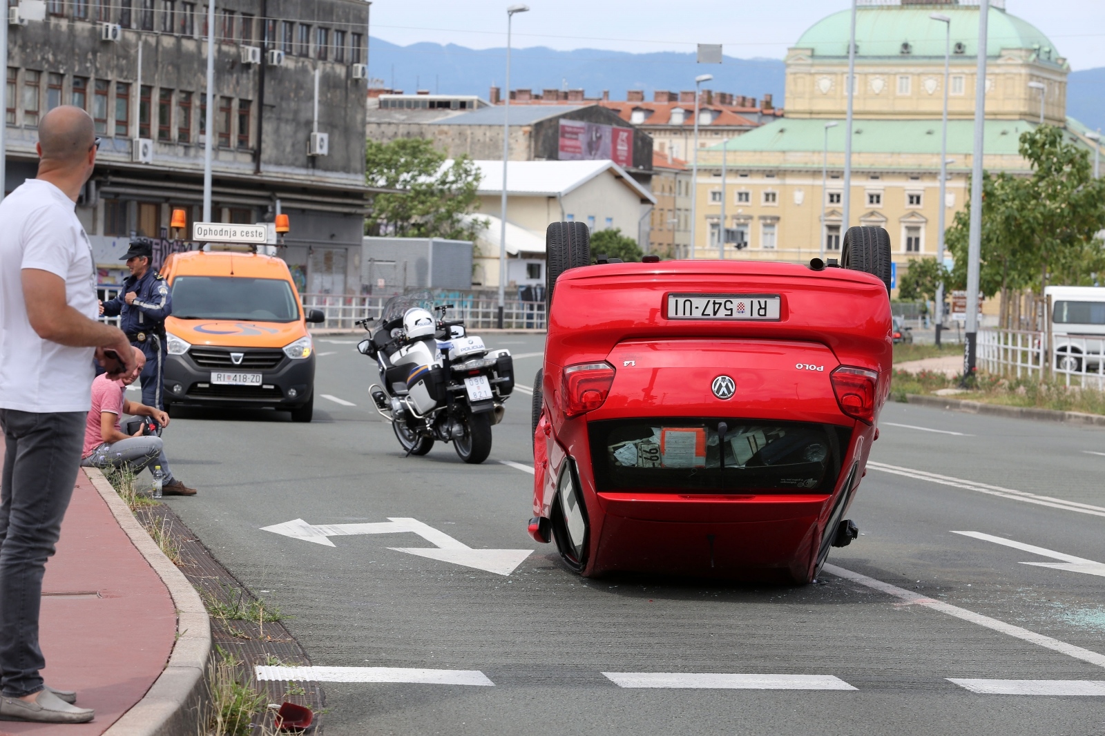 Rijeka: U sudaru dva osobna automobila jedan završio na krovu Rijeka: U sudaru dva osobna automobila jedan završio na krovu