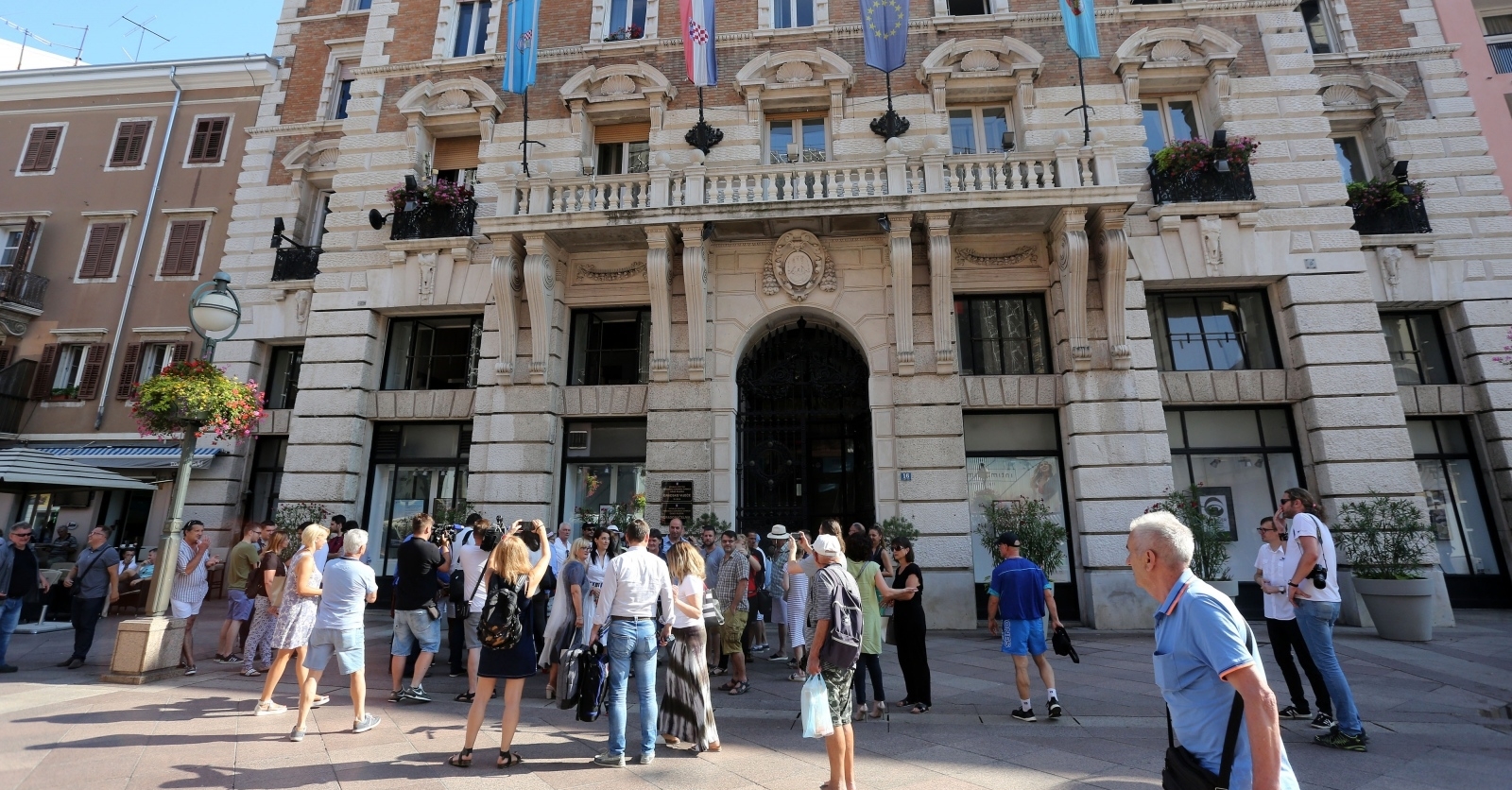 Rijeka: Dvadesetak graðana prosvjedovalo protiv novih zaduženja za ureðenje broda Galeb Rijeka: Dvadesetak graðana prosvjedovalo protiv novih zaduženja za ureðenje broda Galeb