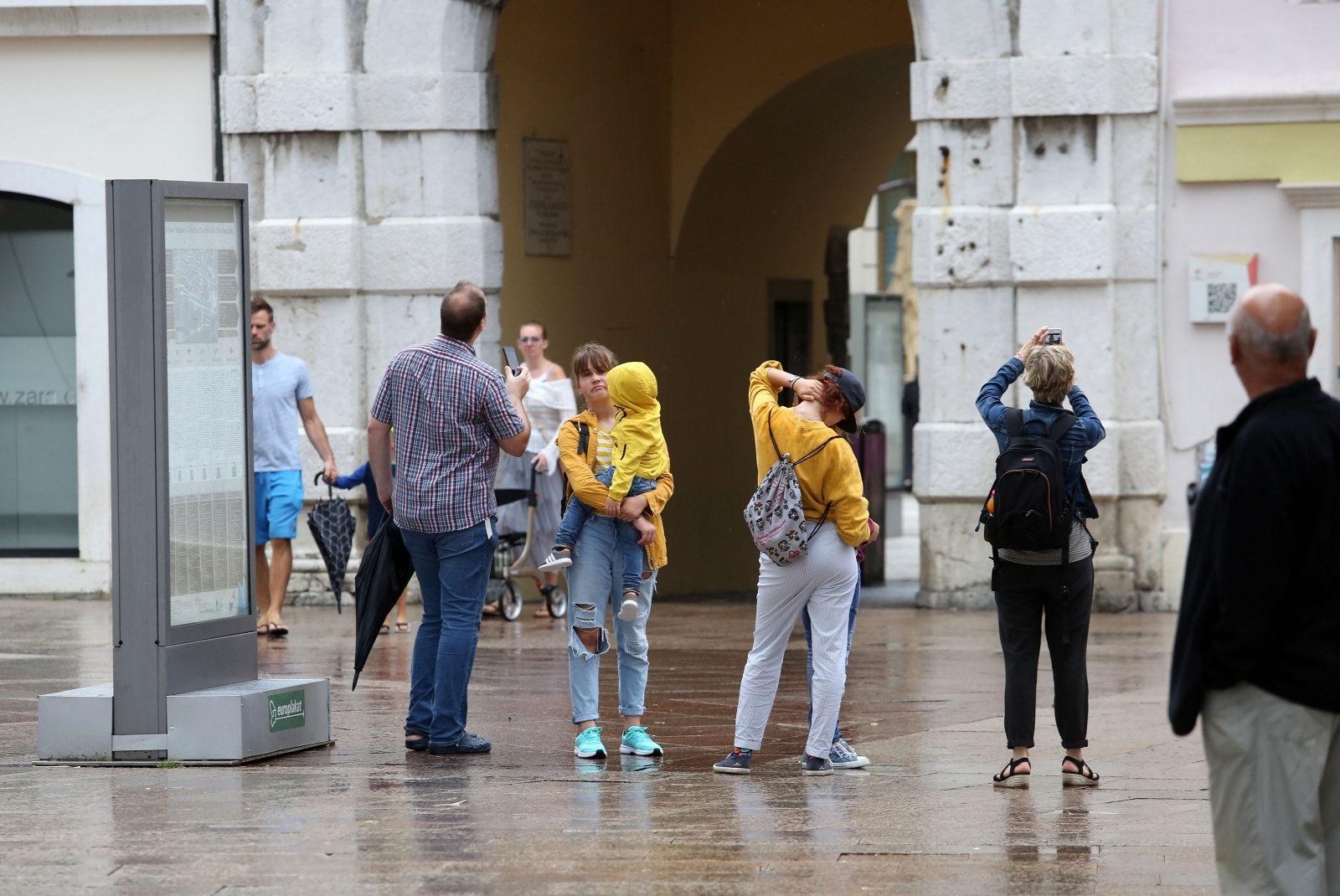 Rijeka: Kišni dan turisti iskoristili za obilazak grada Rijeka: Kišni dan turisti iskoristili za obilazak grada