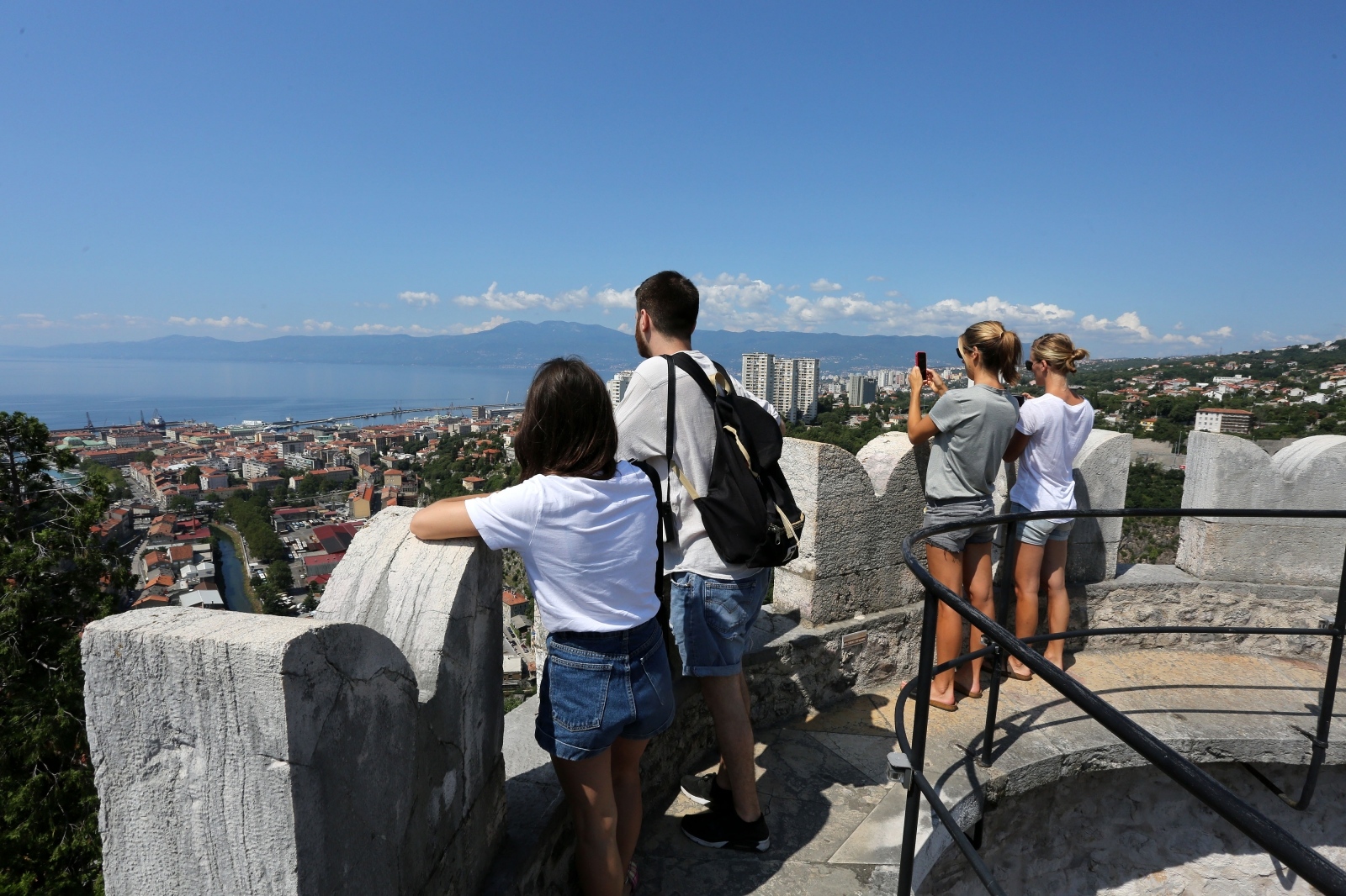 Rijeka: Turisti šeću Trsatskom gradinom i uživaju u pogledu na grad