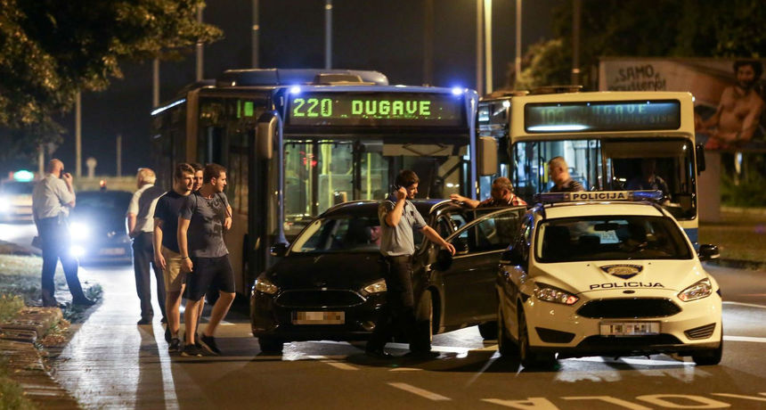 migrant zet autobus nož