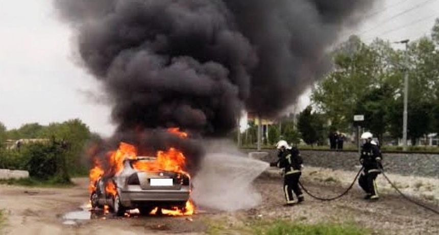 pozar-na-automobilu pozar-na-automobilu