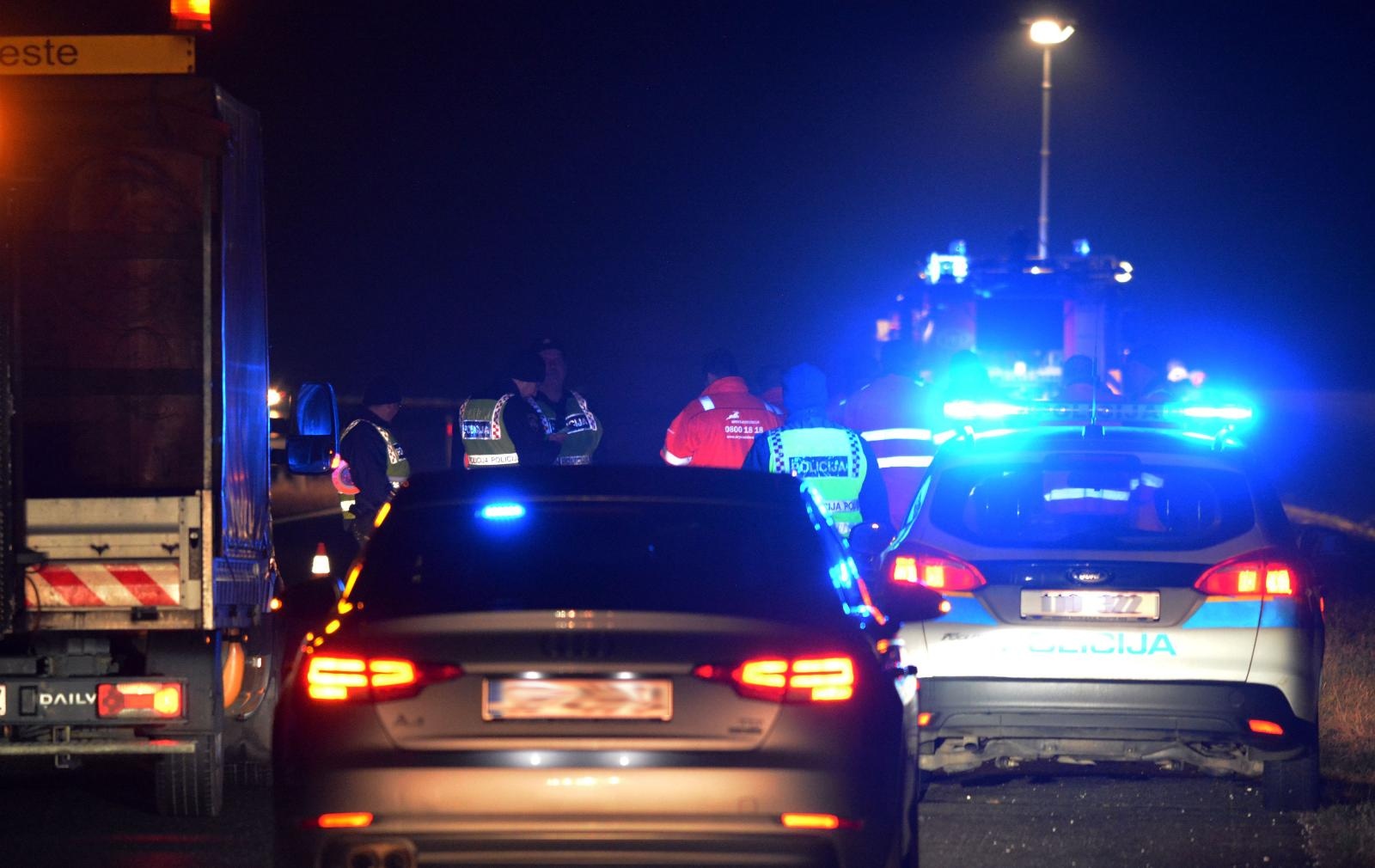 Na autocesti Bregana-Lipovac prevrnula se cisterna i zapalila Na autocesti Bregana-Lipovac prevrnula se cisterna i zapalila