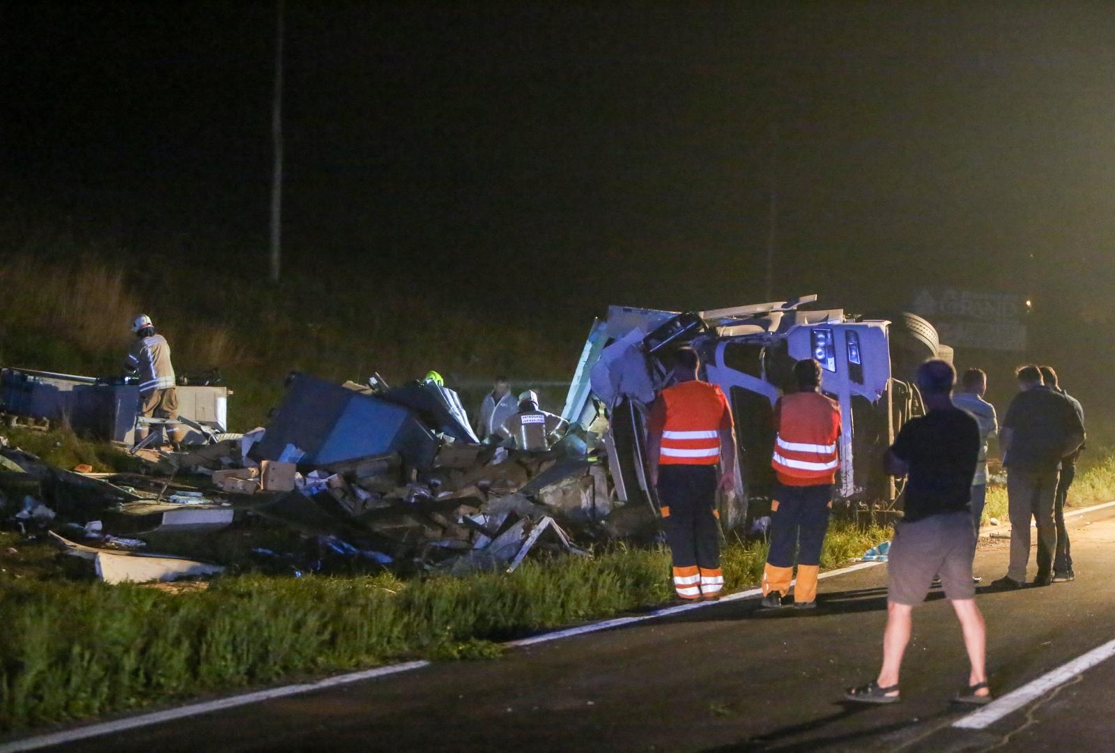 Jedna osoba poginula u sudaru kamiona i automobila kod Cerovca Vukmanićkog Jedna osoba poginula u sudaru kamiona i automobila kod Cerovca Vukmanićkog