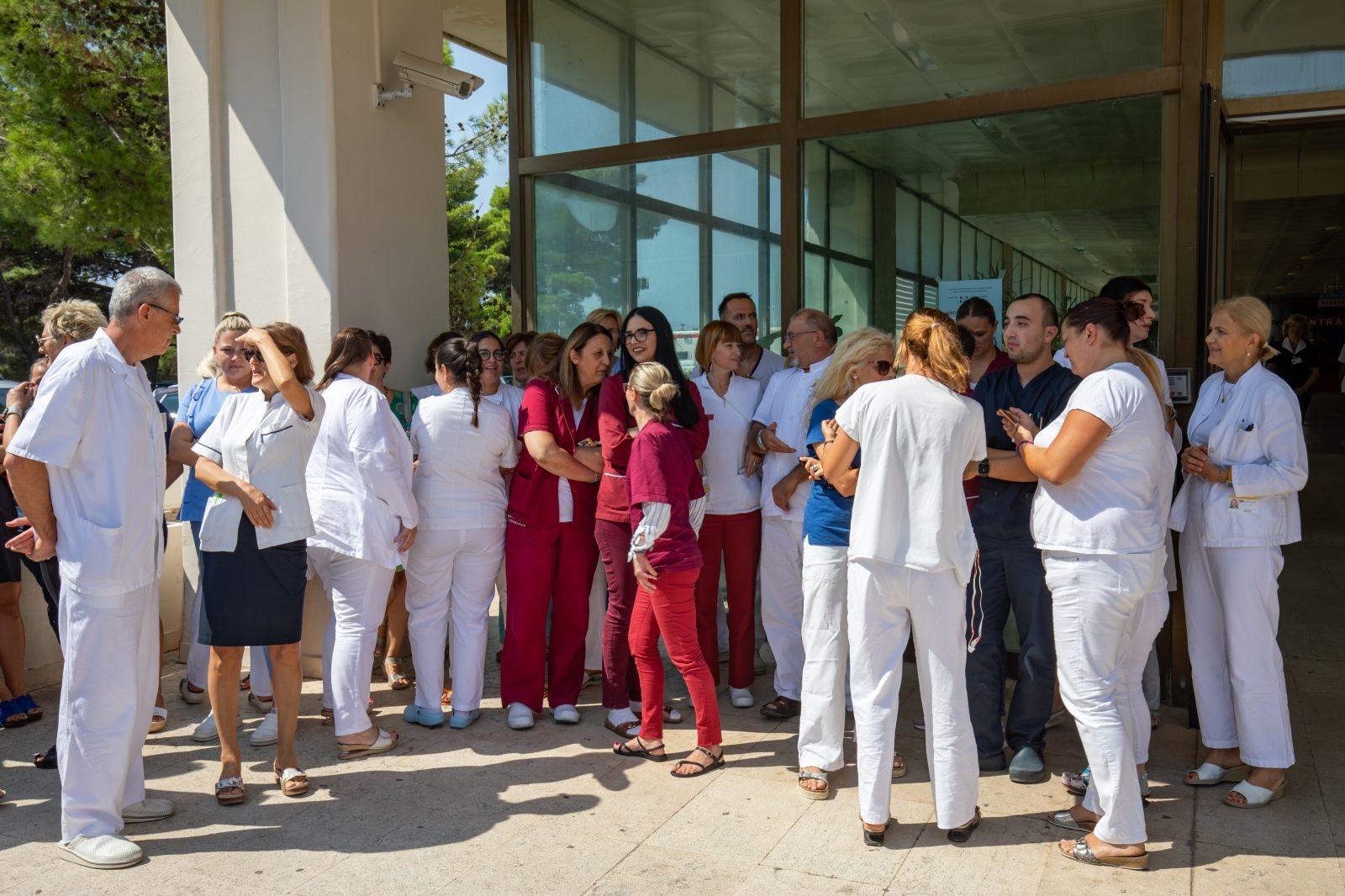 Dubrovnik: Mirni prosvjed djelatnika u zdravstvu “5 do 12” ispred Opće bolnice