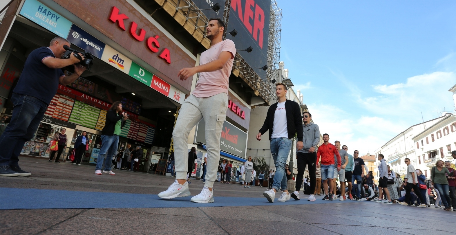 Na riječkom Korzu je održana modna revija u tenisicama “Street Fashion Walk”