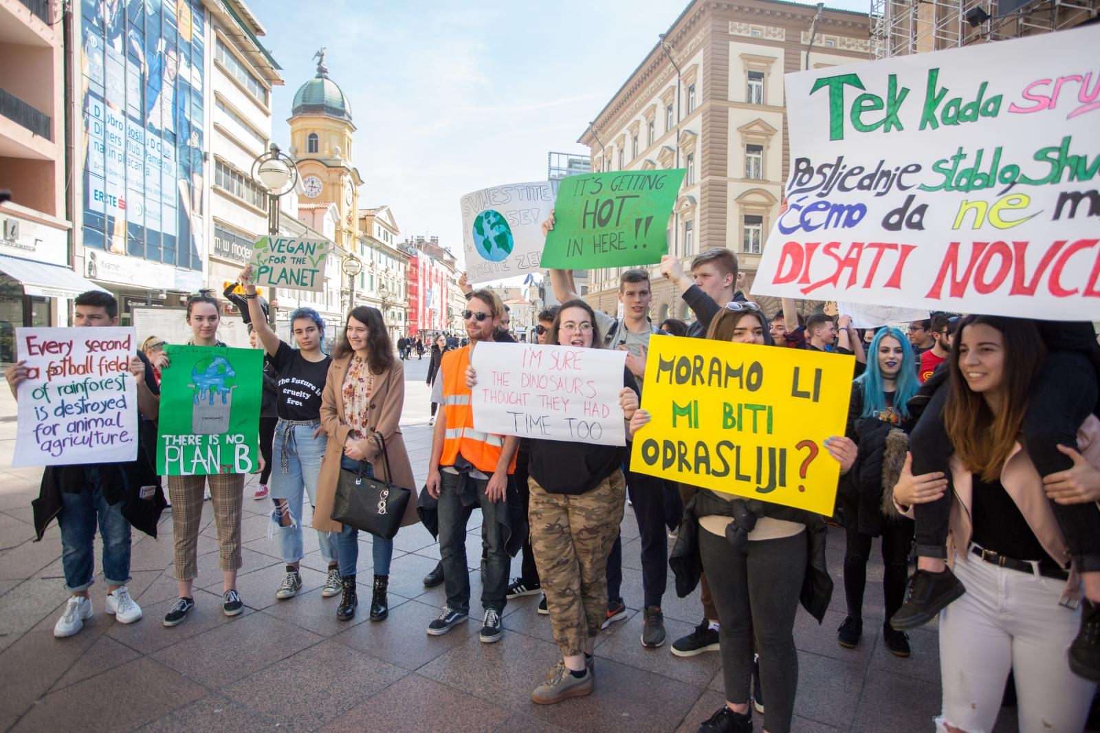 Rijeka: Prosvjed učenika i studenata pod nazivom “Klimatske promjene traže naše promjene” Rijeka: Prosvjed učenika i studenata pod nazivom “Klimatske promjene traže naše promjene”
